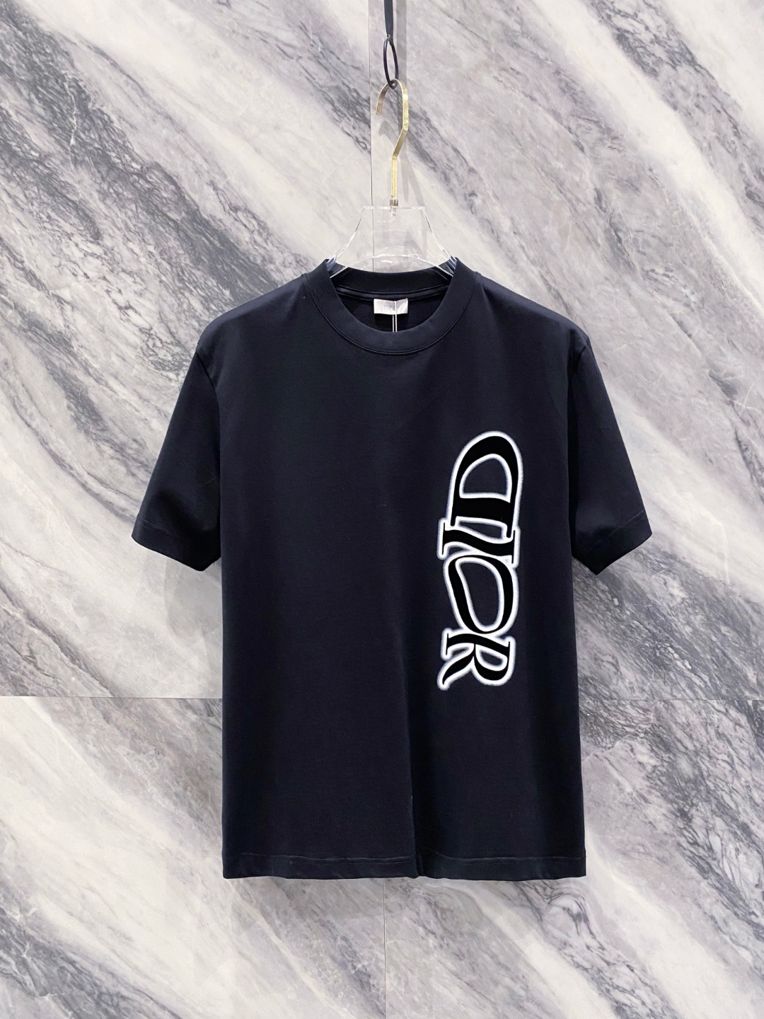 NO:162389,Dior summer clothes new short-sleeved T-shirt for men and women,!  Customized exclusive pure cotton fabric, customized original craft threads, and chest heavy-work letter logo craft design!  Simple and generous, calm and versatile, extremely high-end, perfectly integrated with fashion and style, a top fashionable style that perfectly suits the outside wear!  The overall feeling is natural!  The ultimate classic versatile short-sleeved T-shirt is designed with the latest three-dimensional letter logo pattern elements!  The ultimate perfection of heavy industry!  Fans who pursue high quality are please buy them by themselves, and all fans who know the goods are invited to appreciate this model together!  !  Size S-2XL S S S Shoulder Width 46 Bust 102 Clothes 66 Sleeve length 22 M Sleeve width 47 Bust 106 Clothes 67 Sleeve length 23 L Sleeve width 48 Bust 110 Clothes 68 Sleeve length 24 XL Sleeve width 49 Bust 114 Clothes 69 Sleeve length 25 2XL Sleeve width 50 Bust 116 Clothes 70 Sleeve length 26,,dior,T-shirt,tees,t-shirt,alexander wang19860909迪奥 夏装新款男女同款短袖T恤,！定制专属纯棉面料,定制原版工艺螺纹,胸前重工字母logo工艺设计！简约大方,从容百搭,档次极高,完美融入时尚还有风情感一款完美符合外穿的顶尖时髦气质款！整体给人浑然天成的感觉！极致经典的百搭型短袖T恤,采用最新的立体字母logo图案元素设计！极致的重工极致的完美！追求高品质的粉丝们请自行抢购,诚邀所有识货的粉丝一同鉴赏此款！！ 尺码S-2XL S码肩宽46 胸围102 衣长66 袖长22 M码肩宽47 胸围106 衣长67 袖长23 L码肩宽48 胸围110 衣长68 袖长24 XL码肩宽49 胸围114 衣长69 袖长25 2XL码肩宽50 胸围116 衣长70 袖长26,,dior,T-shirt,tees，t-shirt,alexander wang,Men's clothing