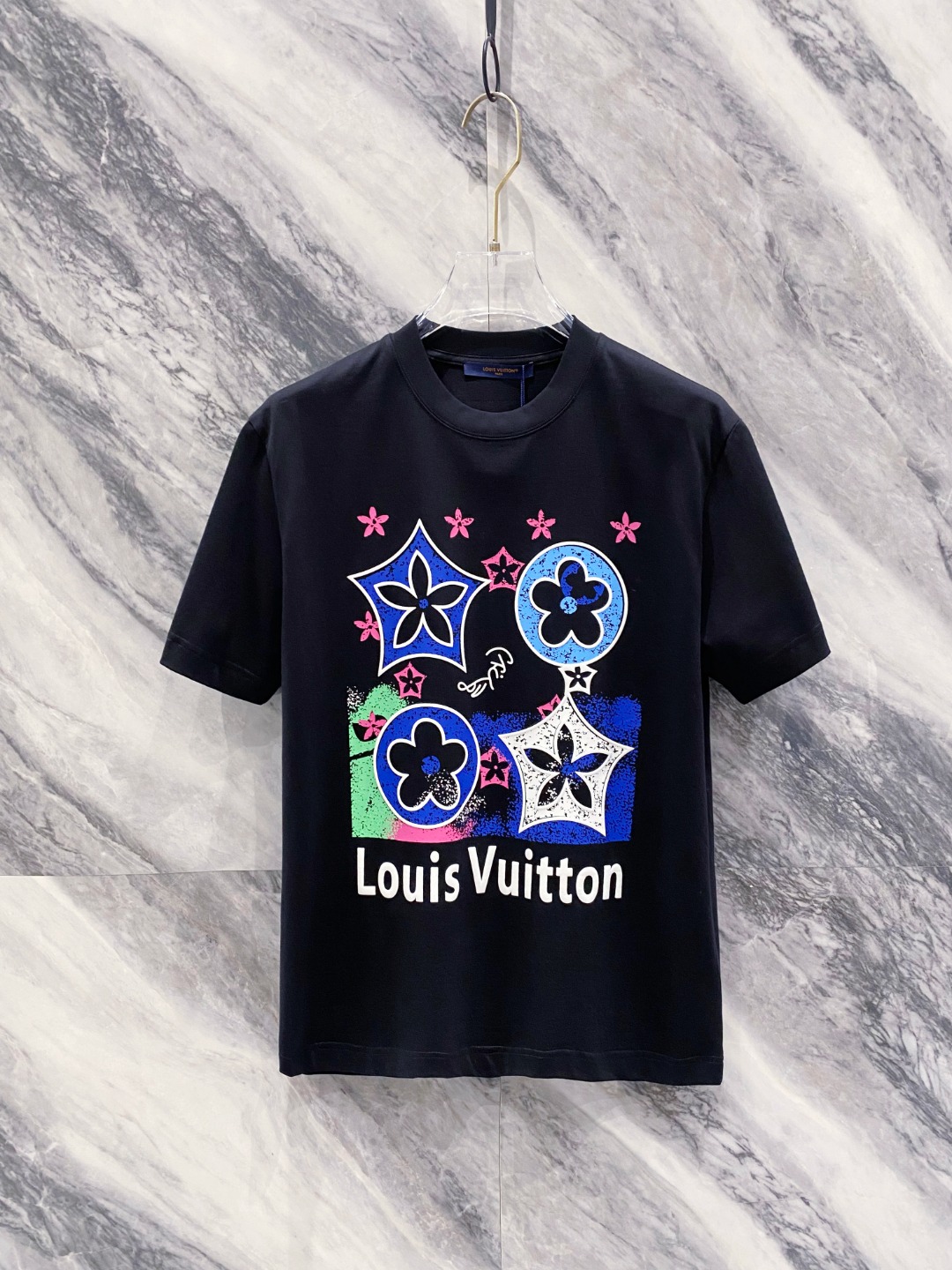 NO:162392,LV summer new men and women's short-sleeved T-shirt,!  Customized exclusive pure cotton fabric, customized original craft threads, and chest heavy-work letter logo craft design!  Simple and generous, calm and versatile, extremely high-end, perfectly integrated with fashion and style, a top fashionable style that perfectly suits the outside wear!  The overall feeling is natural!  The ultimate classic versatile short-sleeved T-shirt is designed with the latest three-dimensional letter logo pattern elements!  The ultimate perfection of heavy industry!  Fans who pursue high quality are please buy them by themselves, and all fans who know the goods are invited to appreciate this model together!  !  Size S-2XL S S S Shoulder Width 46 Bust 102 Clothes 66 Sleeve length 22 M Sleeve width 47 Bust 106 Clothes 67 Sleeve length 23 L Sleeve width 48 Bust 110 Clothes 68 Sleeve length 24 XL Sleeve width 49 Bust 114 Clothes 69 Sleeve length 25 2XL Sleeve width 50 Bust 116 Clothes 70 Sleeve length 26,,louis vuitton,T-shirt,tees,t-shirt,alexander wang19860909LV 夏装新款男女同款短袖T恤,！定制专属纯棉面料,定制原版工艺螺纹,胸前重工字母logo工艺设计！简约大方,从容百搭,档次极高,完美融入时尚还有风情感一款完美符合外穿的顶尖时髦气质款！整体给人浑然天成的感觉！极致经典的百搭型短袖T恤,采用最新的立体字母logo图案元素设计！极致的重工极致的完美！追求高品质的粉丝们请自行抢购,诚邀所有识货的粉丝一同鉴赏此款！！ 尺码S-2XL S码肩宽46 胸围102 衣长66 袖长22 M码肩宽47 胸围106 衣长67 袖长23 L码肩宽48 胸围110 衣长68 袖长24 XL码肩宽49 胸围114 衣长69 袖长25 2XL码肩宽50 胸围116 衣长70 袖长26,,louis vuitton,T-shirt,tees，t-shirt,alexander wang,Men's clothing