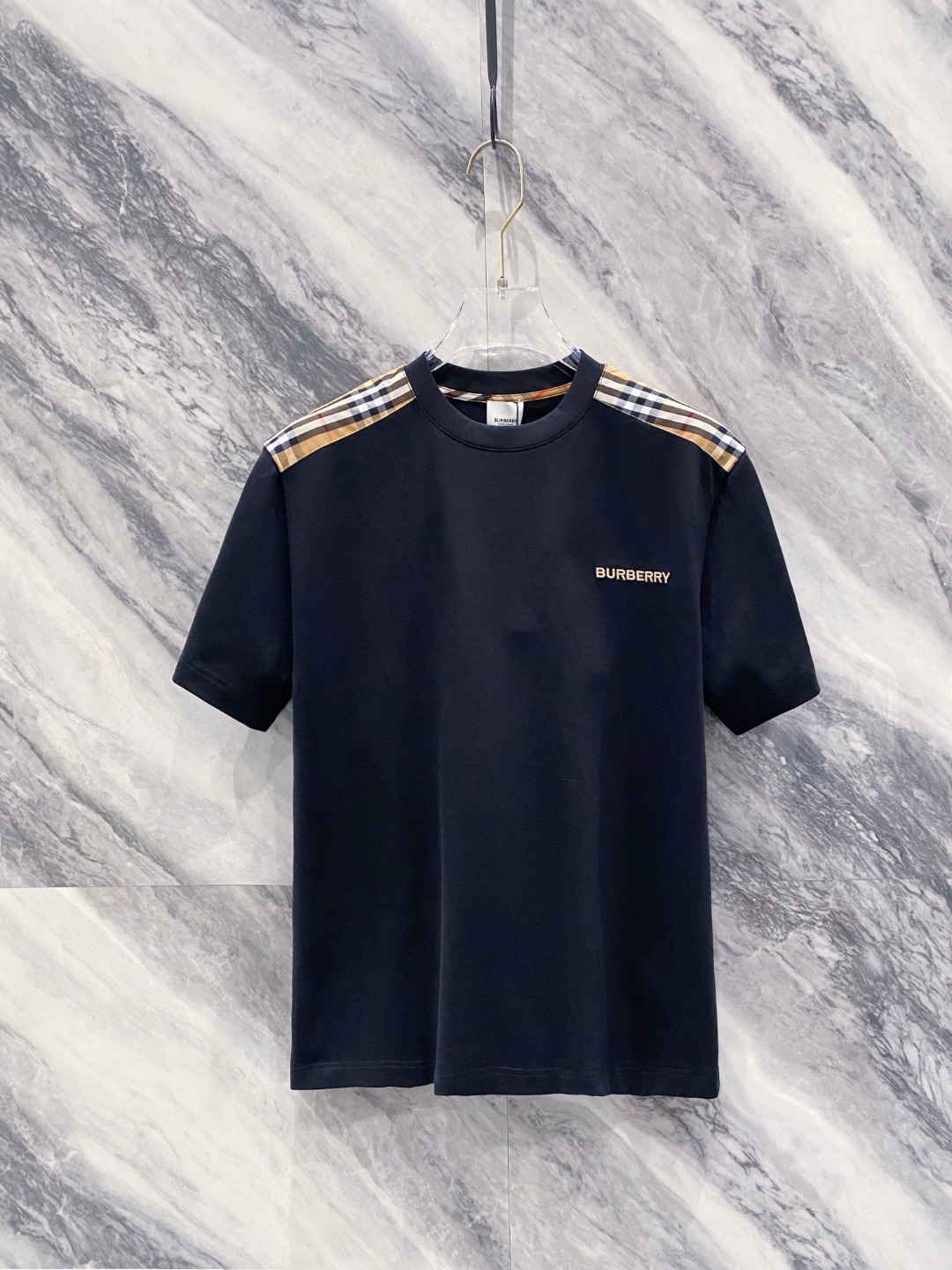 NO:162367,Burberry summer new short-sleeved T-shirt for men and women,!  Customized exclusive pure cotton fabric, customized original craft threads, and chest heavy-work letter logo craft design!  Simple and generous, calm and versatile, extremely high-end, perfectly integrated with fashion and style, a top fashionable style that perfectly suits the outside wear!  The overall feeling is natural!  The ultimate classic versatile short-sleeved T-shirt is designed with the latest three-dimensional letter logo pattern elements!  The ultimate perfection of heavy industry!  Fans who pursue high quality are please buy them by themselves, and all fans who know the goods are invited to appreciate this model together!  !  Size S-2XL S S S Shoulder Width 46 Bust 102 Clothes 66 Sleeve length 22 M Sleeve width 47 Bust 106 Clothes 67 Sleeve length 23 L Sleeve width 48 Bust 110 Clothes 68 Sleeve length 24 XL Sleeve width 49 Bust 114 Clothes 69 Sleeve length 25 2XL Sleeve width 50 Bust 116 Clothes 70 Sleeve length 26,,burberry,T-shirt,tees,t-shirt,alexander wang19860909巴宝莉 夏装新款男女同款短袖T恤,！定制专属纯棉面料,定制原版工艺螺纹,胸前重工字母logo工艺设计！简约大方,从容百搭,档次极高,完美融入时尚还有风情感一款完美符合外穿的顶尖时髦气质款！整体给人浑然天成的感觉！极致经典的百搭型短袖T恤,采用最新的立体字母logo图案元素设计！极致的重工极致的完美！追求高品质的粉丝们请自行抢购,诚邀所有识货的粉丝一同鉴赏此款！！ 尺码S-2XL S码肩宽46 胸围102 衣长66 袖长22 M码肩宽47 胸围106 衣长67 袖长23 L码肩宽48 胸围110 衣长68 袖长24 XL码肩宽49 胸围114 衣长69 袖长25 2XL码肩宽50 胸围116 衣长70 袖长26,,burberry,T-shirt,tees，t-shirt,alexander wang,Men's clothing