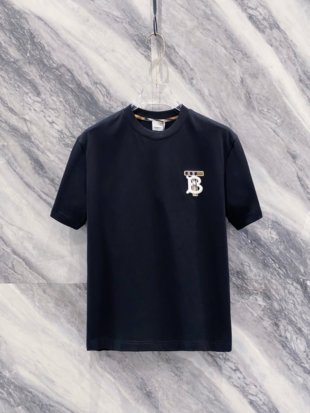 NO:153984,Burberry 2025 summer clothes new short-sleeved T-shirt for men and women,!  Customized exclusive pure cotton fabric, customized original craft threads, and chest heavy-work letter logo craft design!  Simple and generous, calm and versatile, extremely high-end, perfectly integrated with fashion and style, a top fashionable style that perfectly suits the outside wear!  The overall feeling is natural!  The ultimate classic versatile short-sleeved T-shirt is designed with the latest three-dimensional letter logo pattern elements!  The ultimate perfection of heavy industry!  Fans who pursue high quality are please buy them by themselves, and all fans who know the goods are invited to appreciate this model together!  !  Size S-2XL S S S Shoulder Width 46 Bust 102 Clothes 66 Sleeve length 22 M Sleeve width 47 Bust 106 Clothes 67 Sleeve length 23 L Sleeve width 48 Bust 110 Clothes 68 Sleeve length 24 XL Sleeve width 49 Bust 114 Clothes 69 Sleeve length 25 2XL Sleeve width 50 Bust 116 Clothes 70 Sleeve length 26,,burberry,T-shirt,tees,t-shirt,alexander wang19860909巴宝莉 2025夏装新款男女同款短袖T恤,！定制专属纯棉面料,定制原版工艺螺纹,胸前重工字母logo工艺设计！简约大方,从容百搭,档次极高,完美融入时尚还有风情感一款完美符合外穿的顶尖时髦气质款！整体给人浑然天成的感觉！极致经典的百搭型短袖T恤,采用最新的立体字母logo图案元素设计！极致的重工极致的完美！追求高品质的粉丝们请自行抢购,诚邀所有识货的粉丝一同鉴赏此款！！ 尺码S-2XL S码肩宽46 胸围102 衣长66 袖长22 M码肩宽47 胸围106 衣长67 袖长23 L码肩宽48 胸围110 衣长68 袖长24 XL码肩宽49 胸围114 衣长69 袖长25 2XL码肩宽50 胸围116 衣长70 袖长26,,burberry,T-shirt,tees，t-shirt,alexander wang,Men's clothing