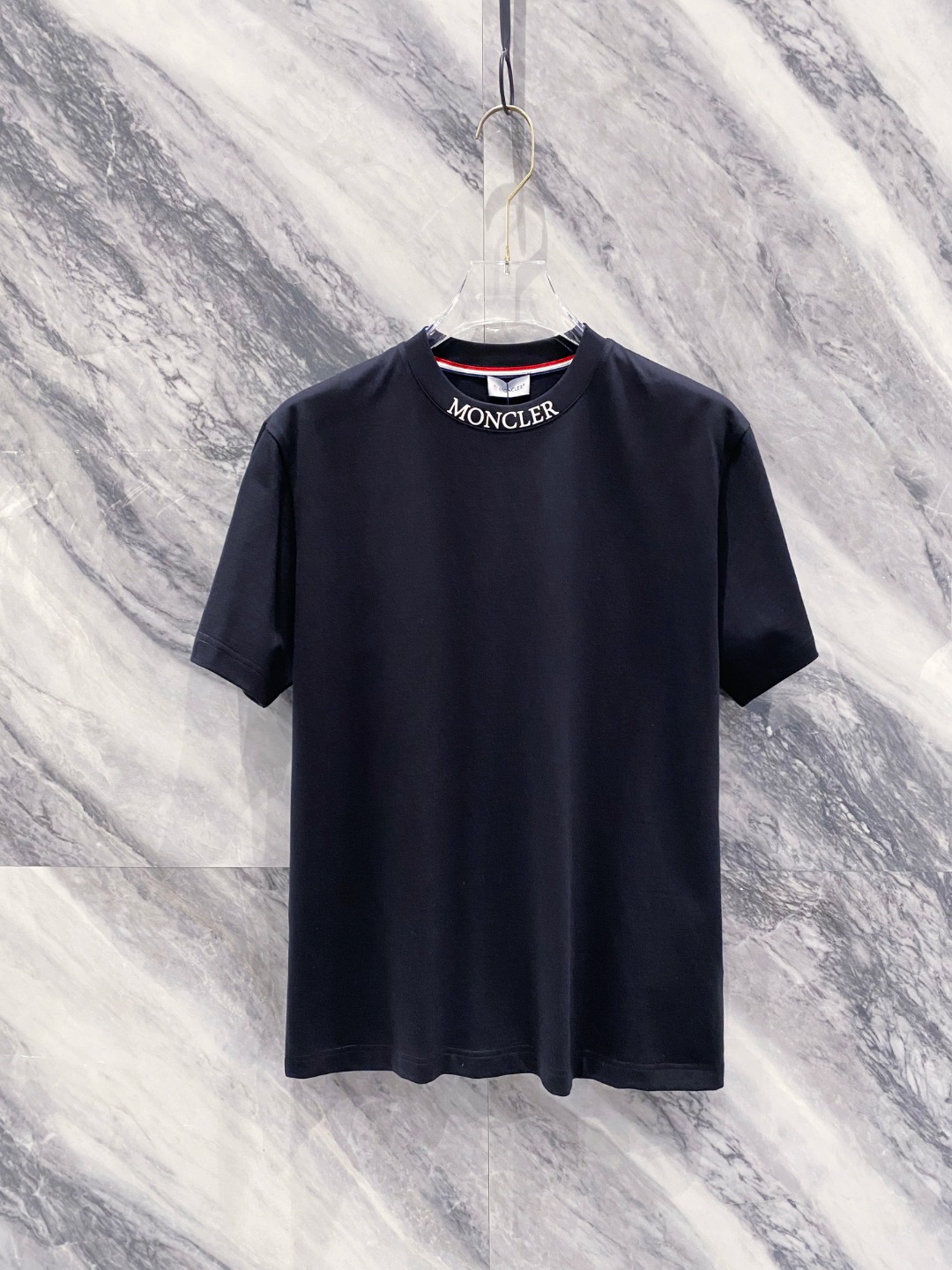 NO:162370,A new short-sleeved T-shirt for men and women in the same style,!  Customized exclusive pure cotton fabric, customized original craft threads, and chest heavy-work letter logo craft design!  Simple and generous, calm and versatile, extremely high-end, perfectly integrated with fashion and style, a top fashionable style that perfectly suits the outside wear!  The overall feeling is natural!  The ultimate classic versatile short-sleeved T-shirt is designed with the latest three-dimensional letter logo pattern elements!  The ultimate perfection of heavy industry!  Fans who pursue high quality are please buy them by themselves, and all fans who know the goods are invited to appreciate this model together!  !  Size S-2XL S S S Shoulder Width 46 Bust 102 Clothes 66 Sleeve length 22 M Sleeve width 47 Bust 106 Clothes 67 Sleeve length 23 L Sleeve width 48 Bust 110 Clothes 68 Sleeve length 24 XL Sleeve width 49 Bust 114 Clothes 69 Sleeve length 25 2XL Sleeve width 50 Bust 116 Clothes 70 Sleeve length 26, Moncler, T-shirt,tees, t-shirt,alexander wang19860909蒙口 夏装新款男女同款短袖T恤,！定制专属纯棉面料,定制原版工艺螺纹,胸前重工字母logo工艺设计！简约大方,从容百搭,档次极高,完美融入时尚还有风情感一款完美符合外穿的顶尖时髦气质款！整体给人浑然天成的感觉！极致经典的百搭型短袖T恤,采用最新的立体字母logo图案元素设计！极致的重工极致的完美！追求高品质的粉丝们请自行抢购,诚邀所有识货的粉丝一同鉴赏此款！！ 尺码S-2XL S码肩宽46 胸围102 衣长66 袖长22 M码肩宽47 胸围106 衣长67 袖长23 L码肩宽48 胸围110 衣长68 袖长24 XL码肩宽49 胸围114 衣长69 袖长25 2XL码肩宽50 胸围116 衣长70 袖长26,,Moncler,T-shirt,tees，t-shirt,alexander wang,Men's clothing