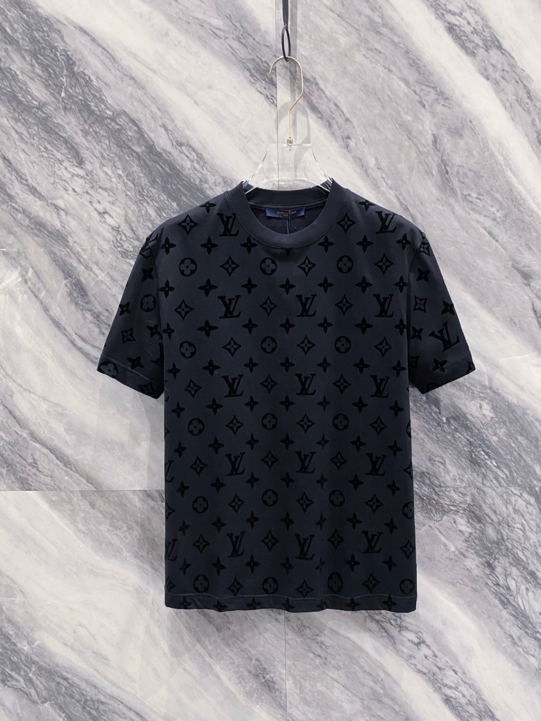 NO:162373,LV summer new men and women's short-sleeved T-shirt,!  Customized exclusive pure cotton fabric, customized original craft threads, and chest heavy-work letter logo craft design!  Simple and generous, calm and versatile, extremely high-end, perfectly integrated with fashion and style, a top fashionable style that perfectly suits the outside wear!  The overall feeling is natural!  The ultimate classic versatile short-sleeved T-shirt is designed with the latest three-dimensional letter logo pattern elements!  The ultimate perfection of heavy industry!  Fans who pursue high quality are please buy them by themselves, and all fans who know the goods are invited to appreciate this model together!  !  Size S-2XL S S S Shoulder Width 46 Bust 102 Clothes 66 Sleeve length 22 M Sleeve width 47 Bust 106 Clothes 67 Sleeve length 23 L Sleeve width 48 Bust 110 Clothes 68 Sleeve length 24 XL Sleeve width 49 Bust 114 Clothes 69 Sleeve length 25 2XL Sleeve width 50 Bust 116 Clothes 70 Sleeve length 26,,louis vuitton,T-shirt,tees,t-shirt,alexander wang19860909LV 夏装新款男女同款短袖T恤,！定制专属纯棉面料,定制原版工艺螺纹,胸前重工字母logo工艺设计！简约大方,从容百搭,档次极高,完美融入时尚还有风情感一款完美符合外穿的顶尖时髦气质款！整体给人浑然天成的感觉！极致经典的百搭型短袖T恤,采用最新的立体字母logo图案元素设计！极致的重工极致的完美！追求高品质的粉丝们请自行抢购,诚邀所有识货的粉丝一同鉴赏此款！！ 尺码S-2XL S码肩宽46 胸围102 衣长66 袖长22 M码肩宽47 胸围106 衣长67 袖长23 L码肩宽48 胸围110 衣长68 袖长24 XL码肩宽49 胸围114 衣长69 袖长25 2XL码肩宽50 胸围116 衣长70 袖长26,,louis vuitton,T-shirt,tees，t-shirt,alexander wang,Men's clothing