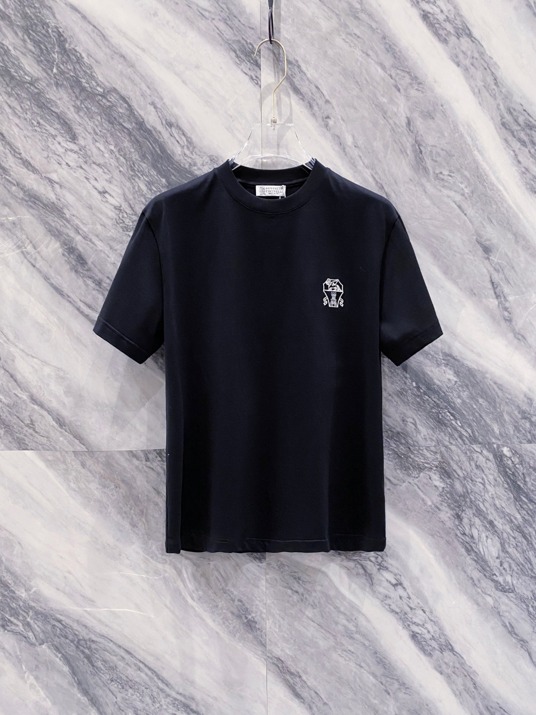 NO:162376,BC summer new men and women's short-sleeved T-shirt,!  Customized exclusive pure cotton fabric, customized original craft threads, and chest heavy-work letter logo craft design!  Simple and generous, calm and versatile, extremely high-end, perfectly integrated with fashion and style, a top fashionable style that perfectly suits the outside wear!  The overall feeling is natural!  The ultimate classic versatile short-sleeved T-shirt is designed with the latest three-dimensional letter logo pattern elements!  The ultimate perfection of heavy industry!  Fans who pursue high quality are please buy them by themselves, and all fans who know the goods are invited to appreciate this model together!  !  Size S-2XL S S S Shoulder Width 46 Bust 102 Clothes 66 Sleeve length 22 M Sleeve width 47 Bust 106 Clothes 67 Sleeve length 23 L Sleeve width 48 Bust 110 Clothes 68 Sleeve length 24 XL Sleeve width 49 Bust 114 Clothes 69 Sleeve length 25 2XL Sleeve width 50 Bust 116 Clothes 70 Sleeve length 26,,T-shirt,tees,t-shirt,alexander wang19860909BC 夏装新款男女同款短袖T恤,！定制专属纯棉面料,定制原版工艺螺纹,胸前重工字母logo工艺设计！简约大方,从容百搭,档次极高,完美融入时尚还有风情感一款完美符合外穿的顶尖时髦气质款！整体给人浑然天成的感觉！极致经典的百搭型短袖T恤,采用最新的立体字母logo图案元素设计！极致的重工极致的完美！追求高品质的粉丝们请自行抢购,诚邀所有识货的粉丝一同鉴赏此款！！ 尺码S-2XL S码肩宽46 胸围102 衣长66 袖长22 M码肩宽47 胸围106 衣长67 袖长23 L码肩宽48 胸围110 衣长68 袖长24 XL码肩宽49 胸围114 衣长69 袖长25 2XL码肩宽50 胸围116 衣长70 袖长26,,T-shirt,tees，t-shirt,alexander wang,Men's clothing