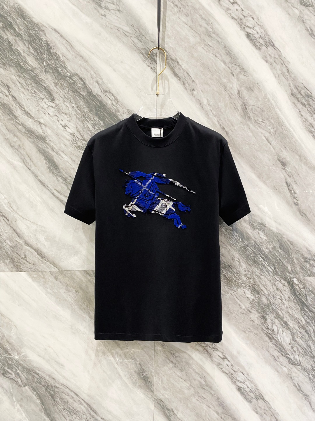 NO:153989,Burberry's new spring and summer 2025 short-sleeved T-shirt for men and women,!  Customized exclusive pure cotton fabric, customized original craft threads, and chest heavy-work letter logo craft design!  Simple and generous, calm and versatile, extremely high-end, perfectly integrated with fashion and style, a top fashionable style that perfectly suits the outside wear!  The overall feeling is natural!  The ultimate classic versatile short-sleeved T-shirt is designed with the latest three-dimensional letter logo pattern elements!  The ultimate perfection of heavy industry!  Fans who pursue high quality are please buy them by themselves, and all fans who know the goods are invited to appreciate this model together!  !  Size S-2XL S S S Shoulder Width 46 Bust 102 Clothes 66 Sleeve length 22 M Sleeve width 47 Bust 106 Clothes 67 Sleeve length 23 L Sleeve width 48 Bust 110 Clothes 68 Sleeve length 24 XL Sleeve width 49 Bust 114 Clothes 69 Sleeve length 25 2XL Sleeve width 50 Bust 116 Clothes 70 Sleeve length 26,,burberry,T-shirt,tees,t-shirt,alexander wang19860909巴宝莉 2025春夏新款男女同款短袖T恤,！定制专属纯棉面料,定制原版工艺螺纹,胸前重工字母logo工艺设计！简约大方,从容百搭,档次极高,完美融入时尚还有风情感一款完美符合外穿的顶尖时髦气质款！整体给人浑然天成的感觉！极致经典的百搭型短袖T恤,采用最新的立体字母logo图案元素设计！极致的重工极致的完美！追求高品质的粉丝们请自行抢购,诚邀所有识货的粉丝一同鉴赏此款！！ 尺码S-2XL S码肩宽46 胸围102 衣长66 袖长22 M码肩宽47 胸围106 衣长67 袖长23 L码肩宽48 胸围110 衣长68 袖长24 XL码肩宽49 胸围114 衣长69 袖长25 2XL码肩宽50 胸围116 衣长70 袖长26,,burberry,T-shirt,tees，t-shirt,alexander wang,Men's clothing