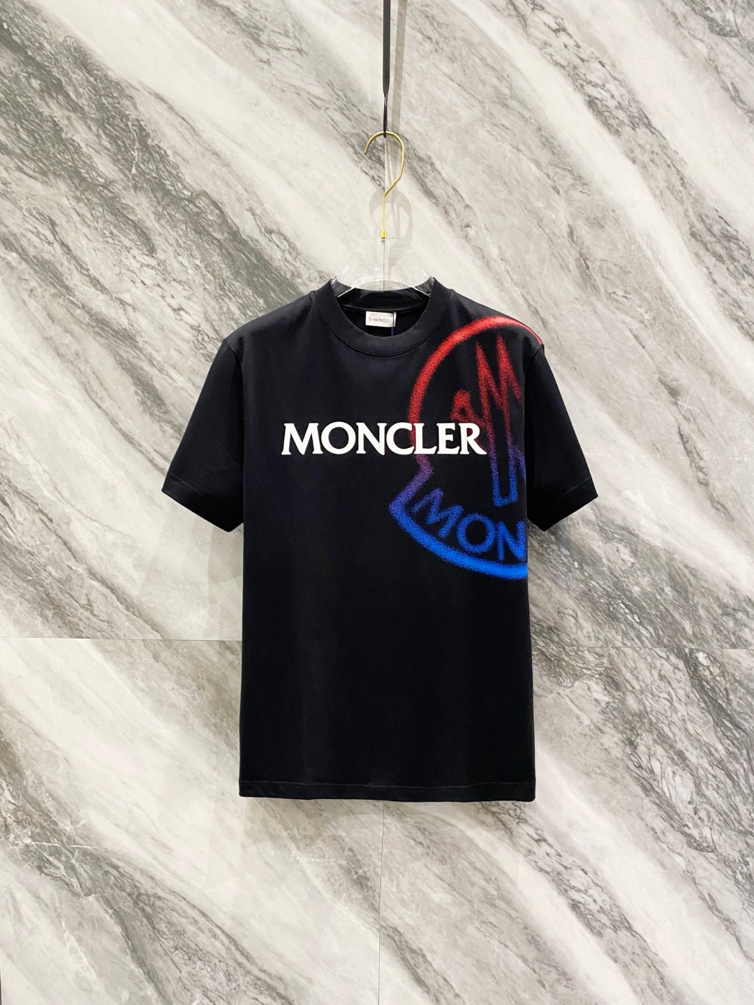 NO:153999,The 2025 spring and summer new short-sleeved T-shirt for men and women,!  Customized exclusive pure cotton fabric, customized original craft threads, and chest heavy-work letter logo craft design!  Simple and generous, calm and versatile, extremely high-end, perfectly integrated with fashion and style, a top fashionable style that perfectly suits the outside wear!  The overall feeling is natural!  The ultimate classic versatile short-sleeved T-shirt is designed with the latest three-dimensional letter logo pattern elements!  The ultimate perfection of heavy industry!  Fans who pursue high quality are please buy them by themselves, and all fans who know the goods are invited to appreciate this model together!  !  Size S-2XL S S S Shoulder Width 46 Bust 102 Clothes 66 Sleeve length 22 M Sleeve width 47 Bust 106 Clothes 67 Sleeve length 23 L Sleeve width 48 Bust 110 Clothes 68 Sleeve length 24 XL Sleeve width 49 Bust 114 Clothes 69 Sleeve length 25 2XL Sleeve width 50 Bust 116 Clothes 70 Sleeve length 26, Moncler, T-shirt,tees, t-shirt,alexander wang19860909蒙口 2025春夏新款男女同款短袖T恤,！定制专属纯棉面料,定制原版工艺螺纹,胸前重工字母logo工艺设计！简约大方,从容百搭,档次极高,完美融入时尚还有风情感一款完美符合外穿的顶尖时髦气质款！整体给人浑然天成的感觉！极致经典的百搭型短袖T恤,采用最新的立体字母logo图案元素设计！极致的重工极致的完美！追求高品质的粉丝们请自行抢购,诚邀所有识货的粉丝一同鉴赏此款！！ 尺码S-2XL S码肩宽46 胸围102 衣长66 袖长22 M码肩宽47 胸围106 衣长67 袖长23 L码肩宽48 胸围110 衣长68 袖长24 XL码肩宽49 胸围114 衣长69 袖长25 2XL码肩宽50 胸围116 衣长70 袖长26,,Moncler,T-shirt,tees，t-shirt,alexander wang,Men's clothing