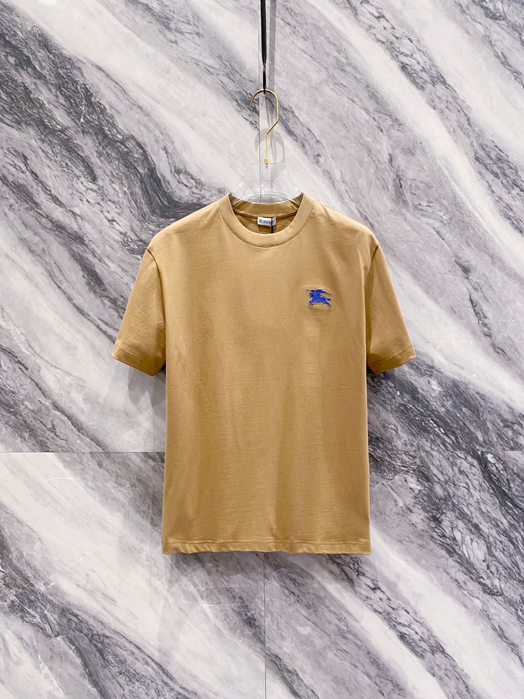 NO:153975,Burberry's new spring and summer 2025 short-sleeved T-shirt for men and women,!  Customized exclusive pure cotton fabric, customized original craft threads, and chest heavy-work letter logo craft design!  Simple and generous, calm and versatile, extremely high-end, perfectly integrated with fashion and style, a top fashionable style that perfectly suits the outside wear!  The overall feeling is natural!  The ultimate classic versatile short-sleeved T-shirt is designed with the latest three-dimensional letter logo pattern elements!  The ultimate perfection of heavy industry!  Fans who pursue high quality are please buy them by themselves, and all fans who know the goods are invited to appreciate this model together!  !  Size S-2XL S S S Shoulder Width 46 Bust 102 Clothes 66 Sleeve length 22 M Sleeve width 47 Bust 106 Clothes 67 Sleeve length 23 L Sleeve width 48 Bust 110 Clothes 68 Sleeve length 24 XL Sleeve width 49 Bust 114 Clothes 69 Sleeve length 25 2XL Sleeve width 50 Bust 116 Clothes 70 Sleeve length 26,,burberry,T-shirt,tees,t-shirt,alexander wang19860909巴宝莉 2025春夏新款男女同款短袖T恤,！定制专属纯棉面料,定制原版工艺螺纹,胸前重工字母logo工艺设计！简约大方,从容百搭,档次极高,完美融入时尚还有风情感一款完美符合外穿的顶尖时髦气质款！整体给人浑然天成的感觉！极致经典的百搭型短袖T恤,采用最新的立体字母logo图案元素设计！极致的重工极致的完美！追求高品质的粉丝们请自行抢购,诚邀所有识货的粉丝一同鉴赏此款！！ 尺码S-2XL S码肩宽46 胸围102 衣长66 袖长22 M码肩宽47 胸围106 衣长67 袖长23 L码肩宽48 胸围110 衣长68 袖长24 XL码肩宽49 胸围114 衣长69 袖长25 2XL码肩宽50 胸围116 衣长70 袖长26,,burberry,T-shirt,tees，t-shirt,alexander wang,Men's clothing