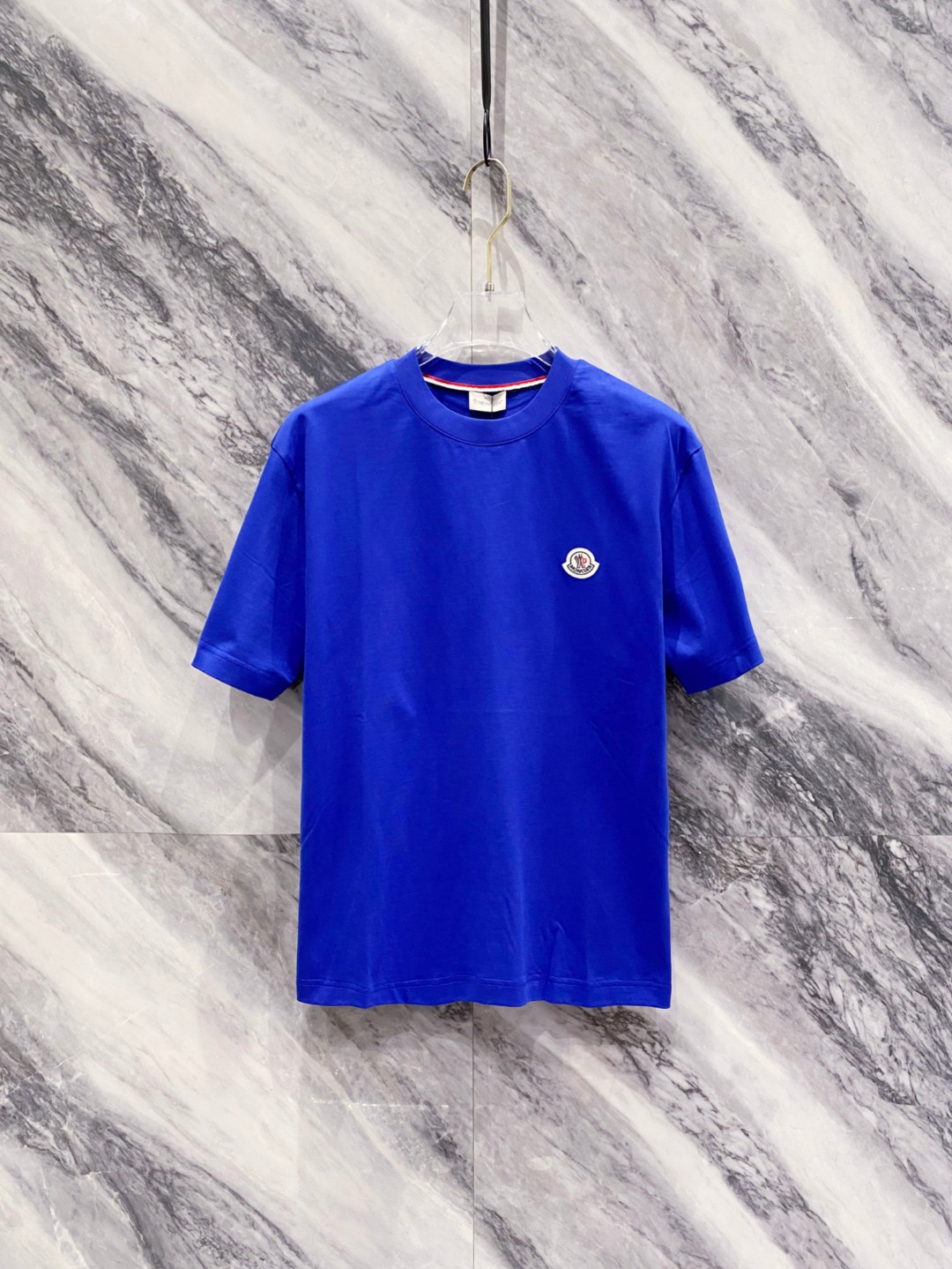 NO:153980,The 2025 spring and summer new short-sleeved T-shirt for men and women,!  Customized exclusive pure cotton fabric, customized original craft threads, and chest heavy-work letter logo craft design!  Simple and generous, calm and versatile, extremely high-end, perfectly integrated with fashion and style, a top fashionable style that perfectly suits the outside wear!  The overall feeling is natural!  The ultimate classic versatile short-sleeved T-shirt is designed with the latest three-dimensional letter logo pattern elements!  The ultimate perfection of heavy industry!  Fans who pursue high quality are please buy them by themselves, and all fans who know the goods are invited to appreciate this model together!  !  Size S-2XL S S S Shoulder Width 46 Bust 102 Clothes 66 Sleeve length 22 M Sleeve width 47 Bust 106 Clothes 67 Sleeve length 23 L Sleeve width 48 Bust 110 Clothes 68 Sleeve length 24 XL Sleeve width 49 Bust 114 Clothes 69 Sleeve length 25 2XL Sleeve width 50 Bust 116 Clothes 70 Sleeve length 26, Moncler, T-shirt,tees, t-shirt,alexander wang19860909蒙口 2025春夏新款男女同款短袖T恤,！定制专属纯棉面料,定制原版工艺螺纹,胸前重工字母logo工艺设计！简约大方,从容百搭,档次极高,完美融入时尚还有风情感一款完美符合外穿的顶尖时髦气质款！整体给人浑然天成的感觉！极致经典的百搭型短袖T恤,采用最新的立体字母logo图案元素设计！极致的重工极致的完美！追求高品质的粉丝们请自行抢购,诚邀所有识货的粉丝一同鉴赏此款！！ 尺码S-2XL S码肩宽46 胸围102 衣长66 袖长22 M码肩宽47 胸围106 衣长67 袖长23 L码肩宽48 胸围110 衣长68 袖长24 XL码肩宽49 胸围114 衣长69 袖长25 2XL码肩宽50 胸围116 衣长70 袖长26,,Moncler,T-shirt,tees，t-shirt,alexander wang,Men's clothing