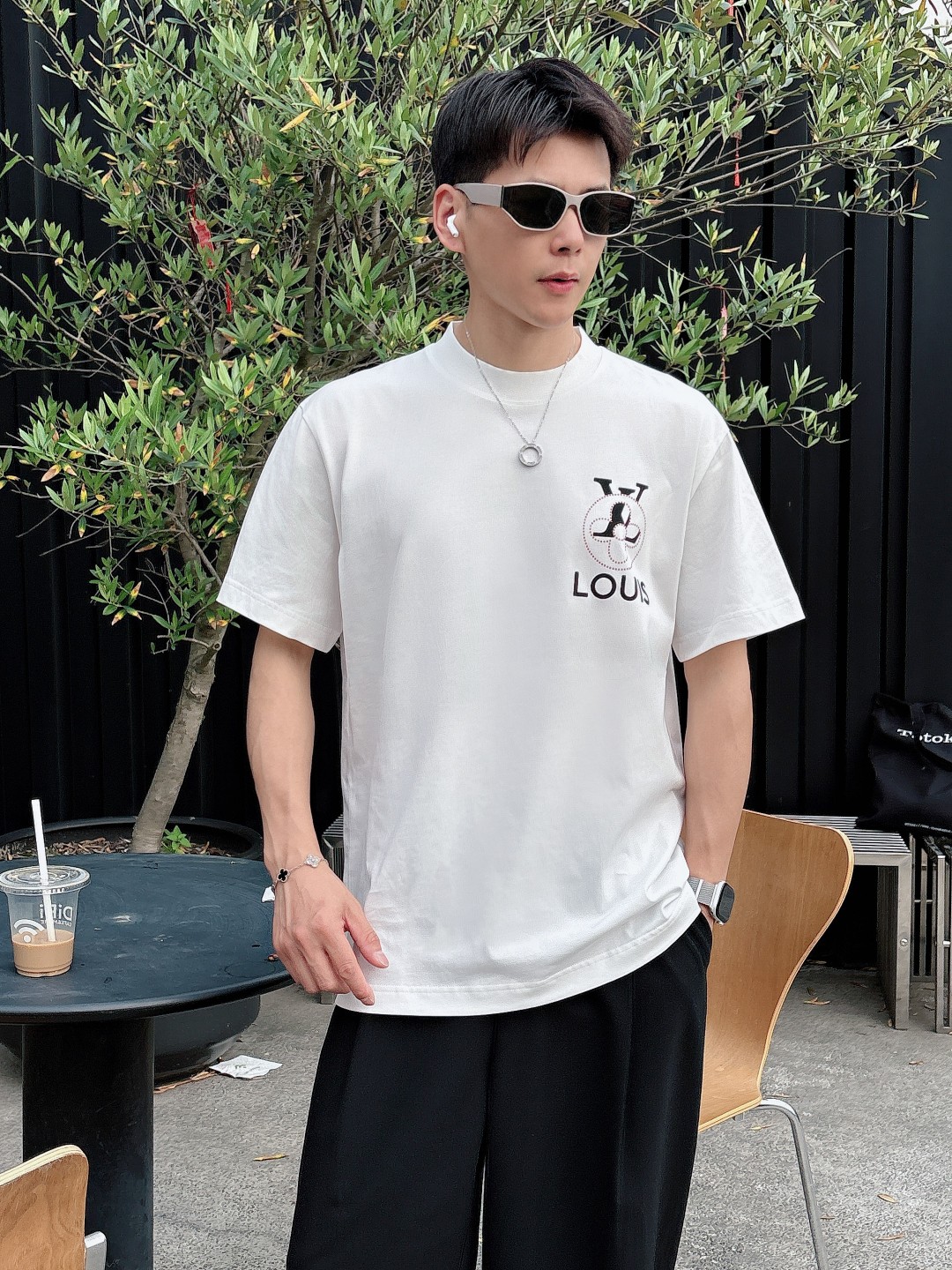  LV 2025春夏新款男女同款👫短袖T恤，！定制专属纯棉面料，定制原版工艺螺纹，胸前重工字母logo工