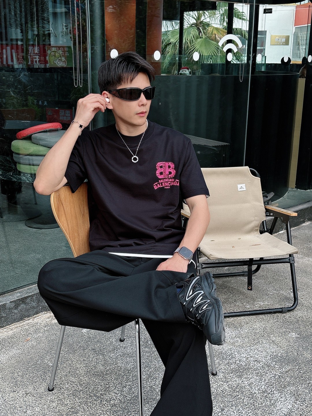 巴黎世家 2025春夏新款男女同款👫短袖T恤,!定制专属纯棉面料,定制原版工艺螺纹,胸前重工字母log