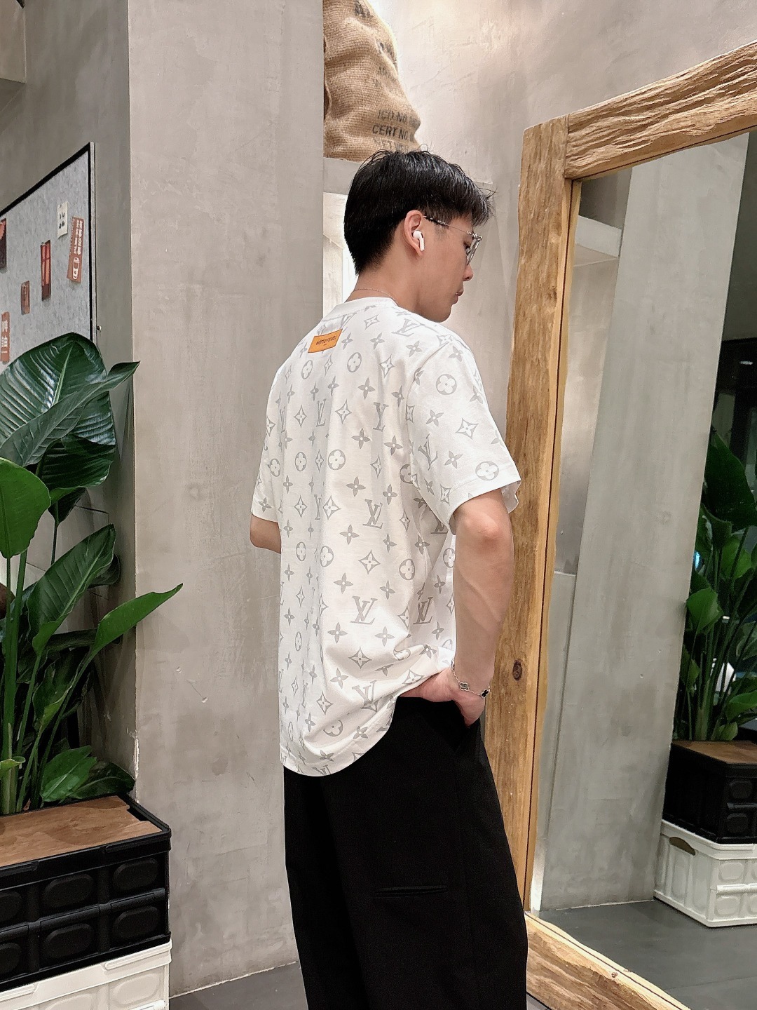 LV 2025春夏新款男女同款👫短袖T恤,!定制专属纯棉面料,定制原版工艺螺纹,胸前重工字母logo工
