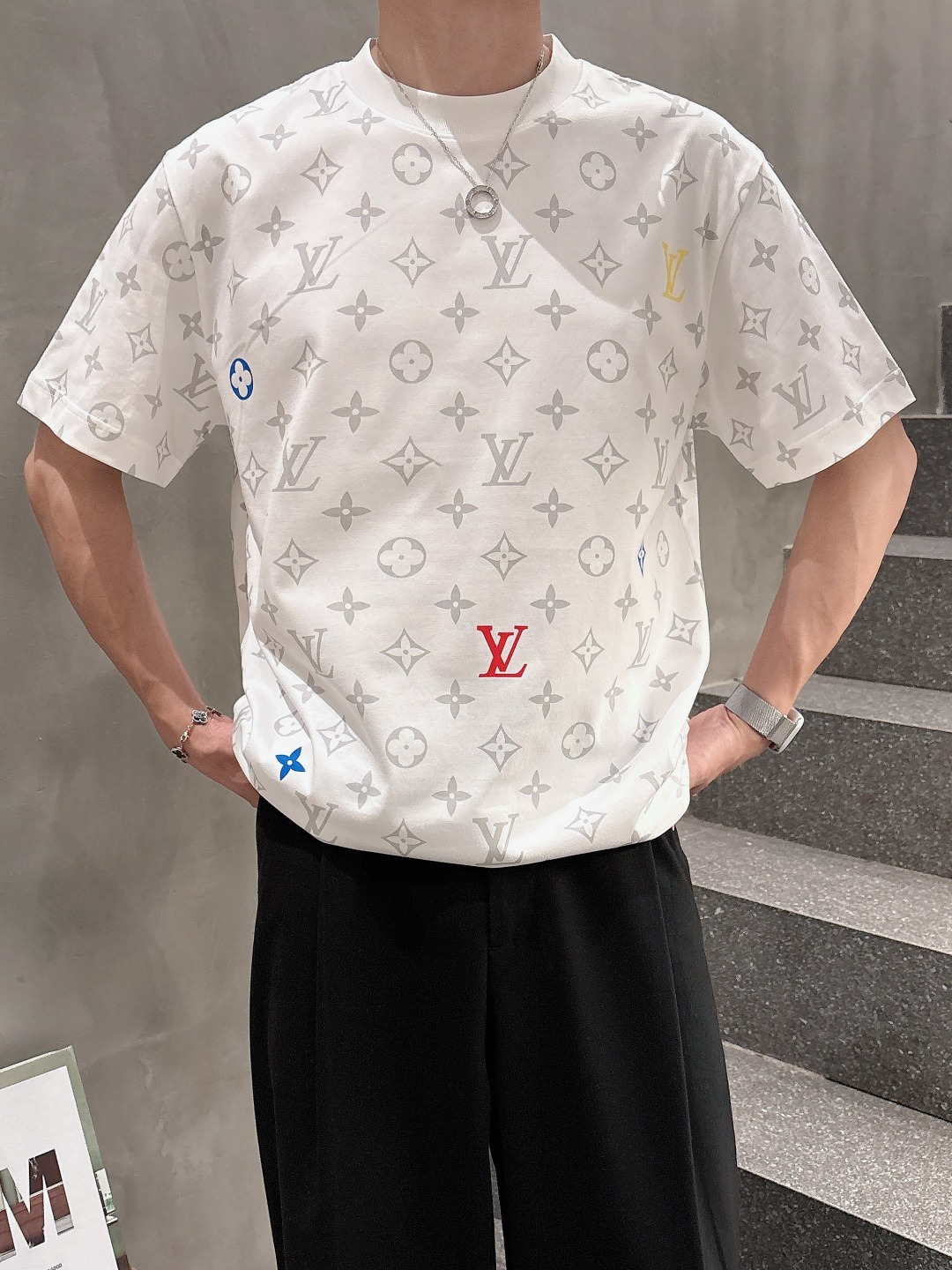 LV 2025春夏新款男女同款👫短袖T恤,!定制专属纯棉面料,定制原版工艺螺纹,胸前重工字母logo工