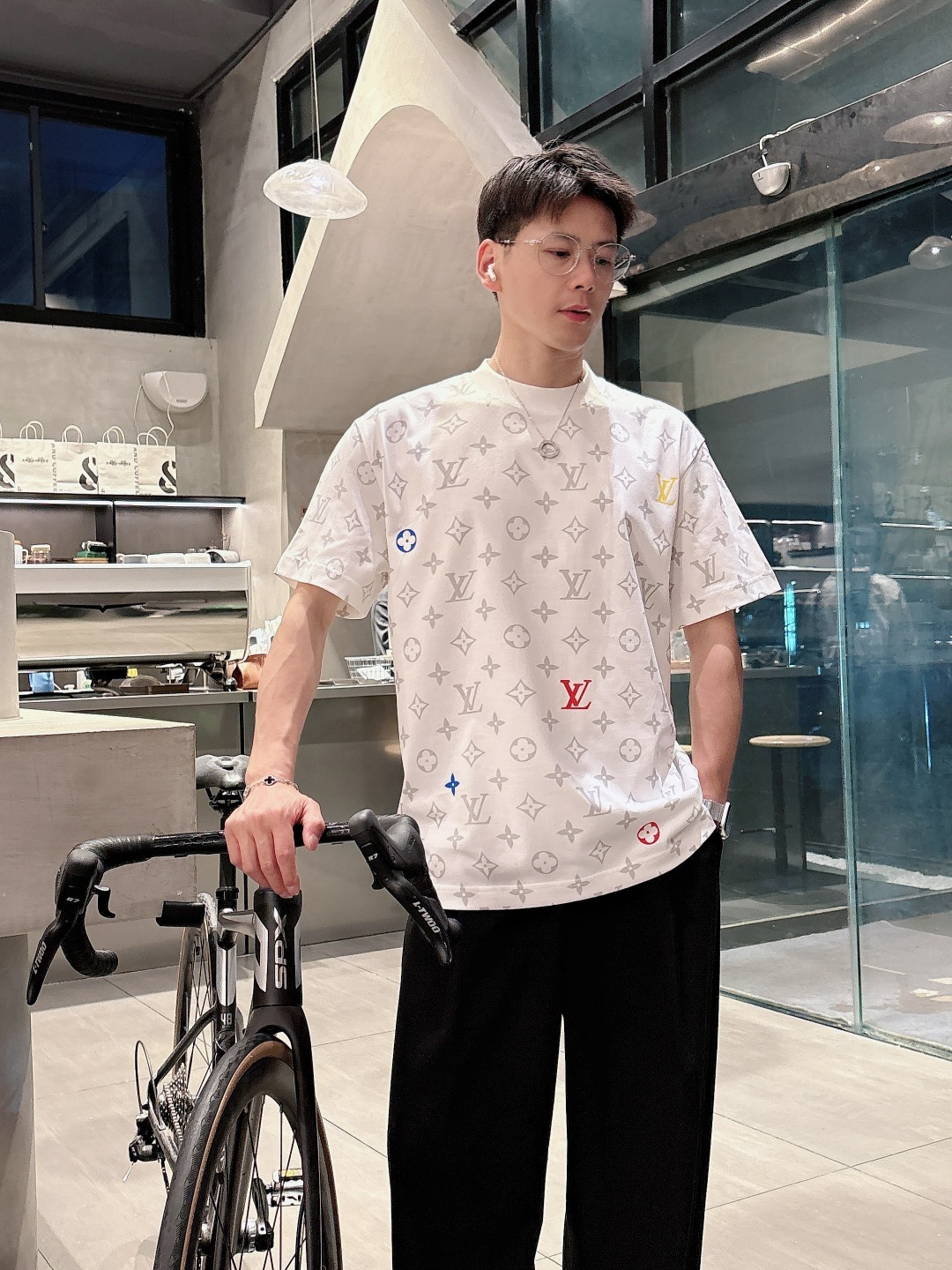 LV 2025春夏新款男女同款👫短袖T恤,!定制专属纯棉面料,定制原版工艺螺纹,胸前重工字母logo工