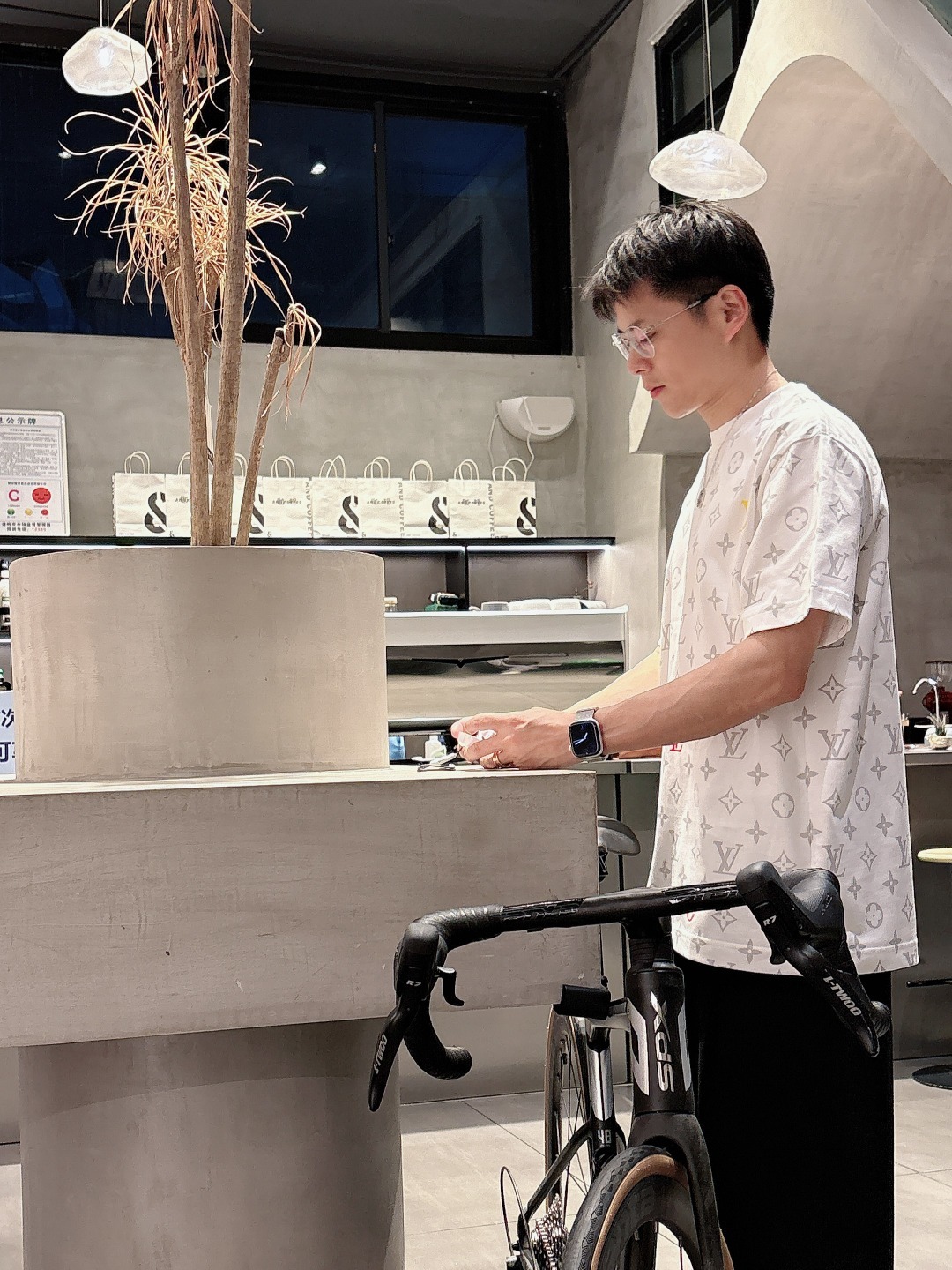 LV 2025春夏新款男女同款👫短袖T恤,!定制专属纯棉面料,定制原版工艺螺纹,胸前重工字母logo工