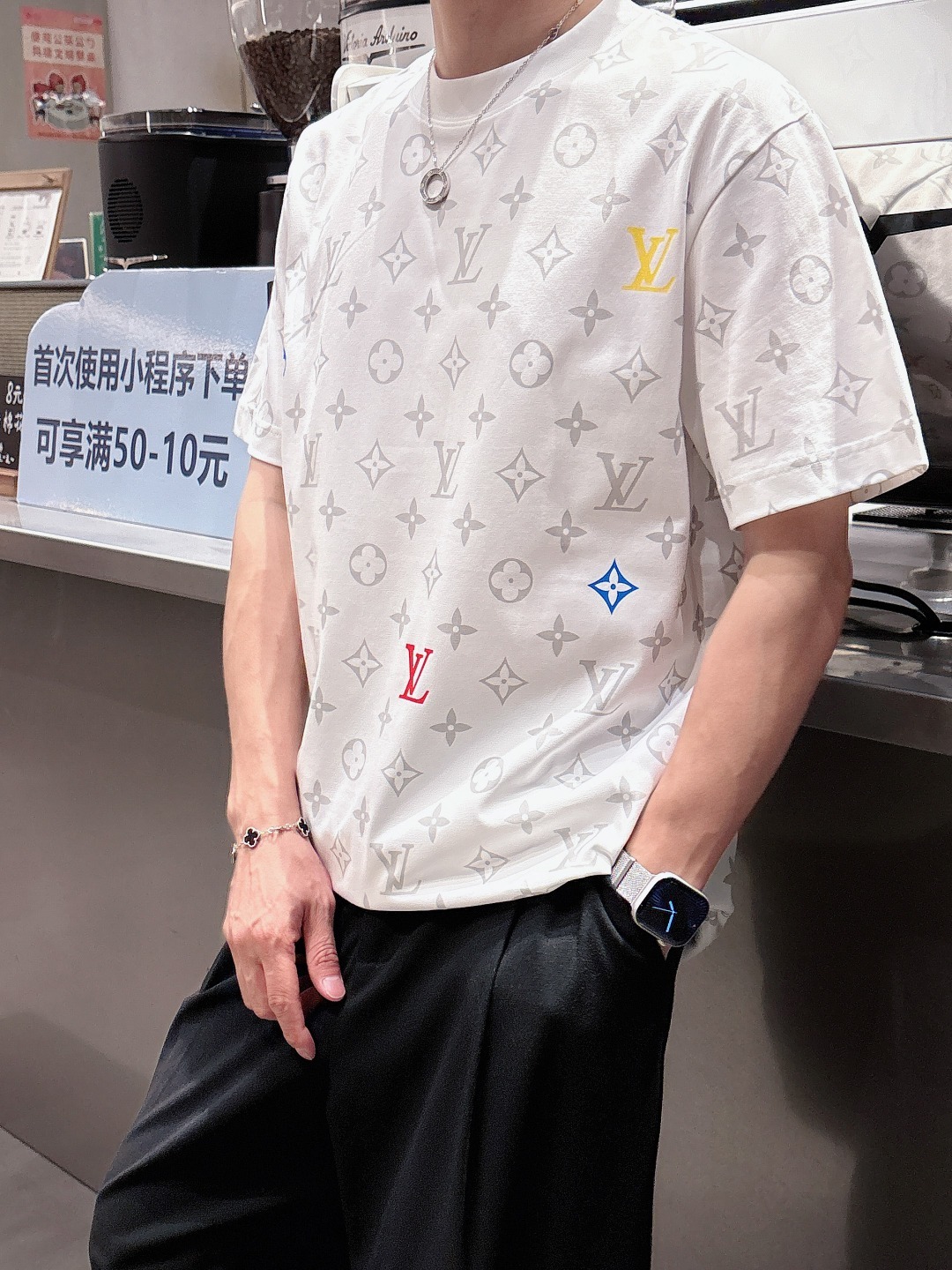 LV 2025春夏新款男女同款👫短袖T恤,!定制专属纯棉面料,定制原版工艺螺纹,胸前重工字母logo工