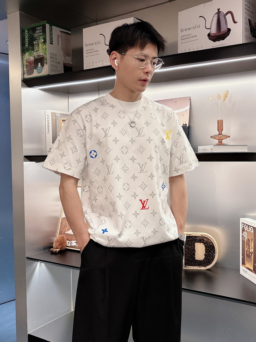 LV 2025春夏新款男女同款👫短袖T恤,!定制专属纯棉面料,定制原版工艺螺纹,胸前重工字母logo工