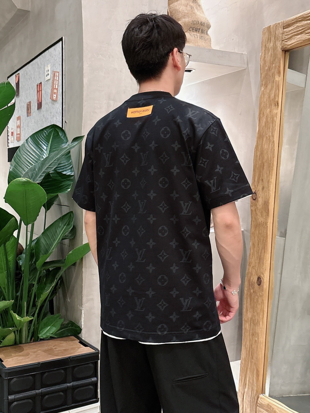  LV 2025春夏新款男女同款👫短袖T恤，！定制专属纯棉面料，定制原版工艺螺纹，胸前重工字母logo工