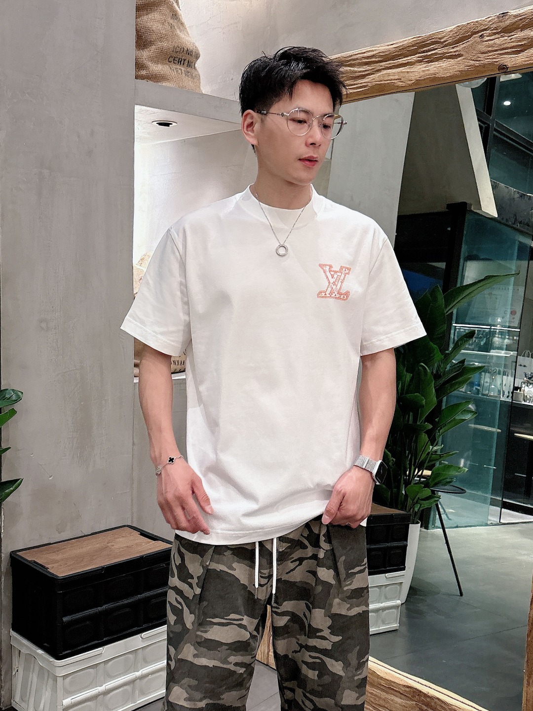  LV 2025春夏新款男女同款👫短袖T恤，！定制专属纯棉面料，定制原版工艺螺纹，胸前重工字母logo工
