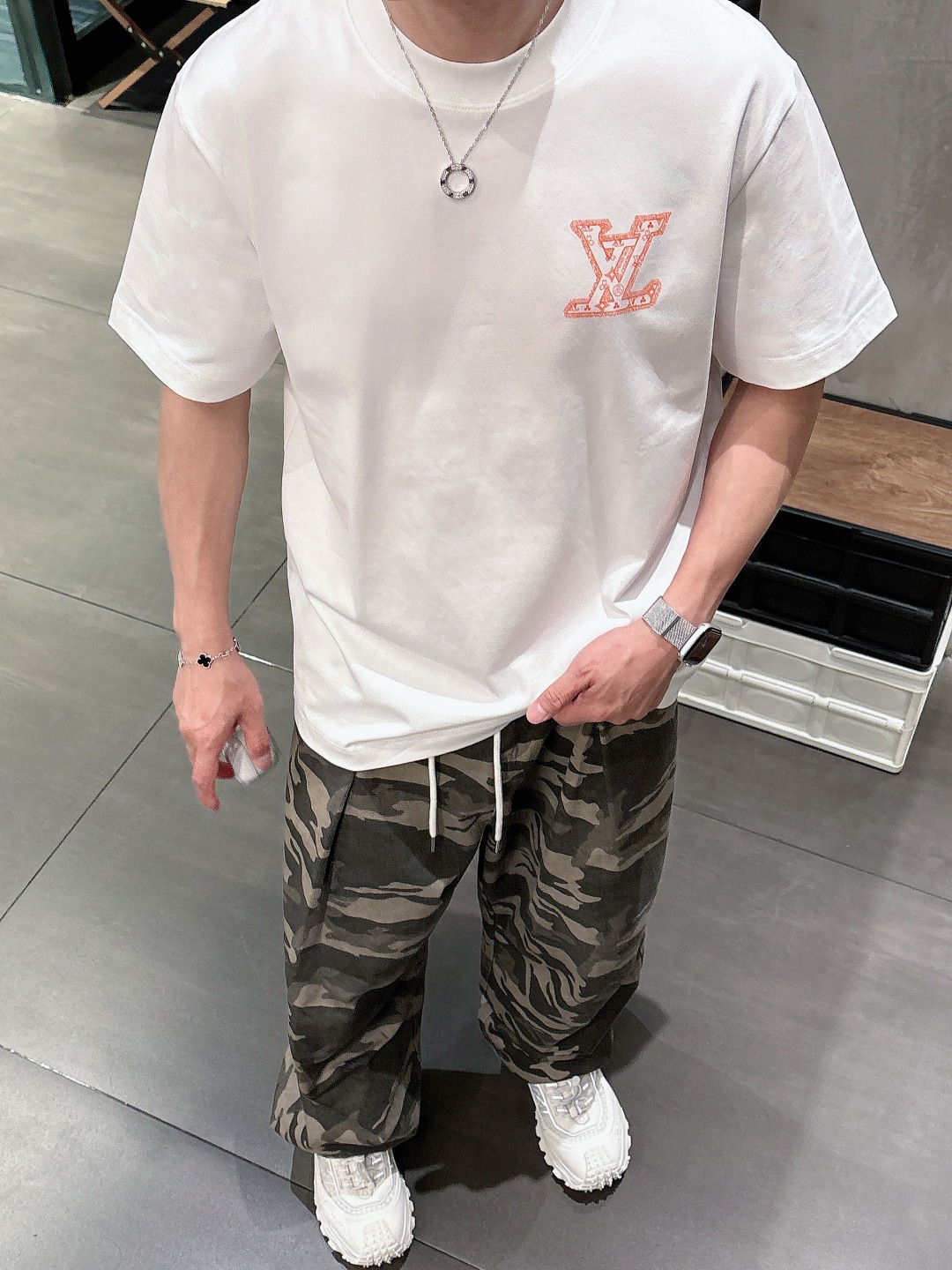  LV 2025春夏新款男女同款👫短袖T恤，！定制专属纯棉面料，定制原版工艺螺纹，胸前重工字母logo工