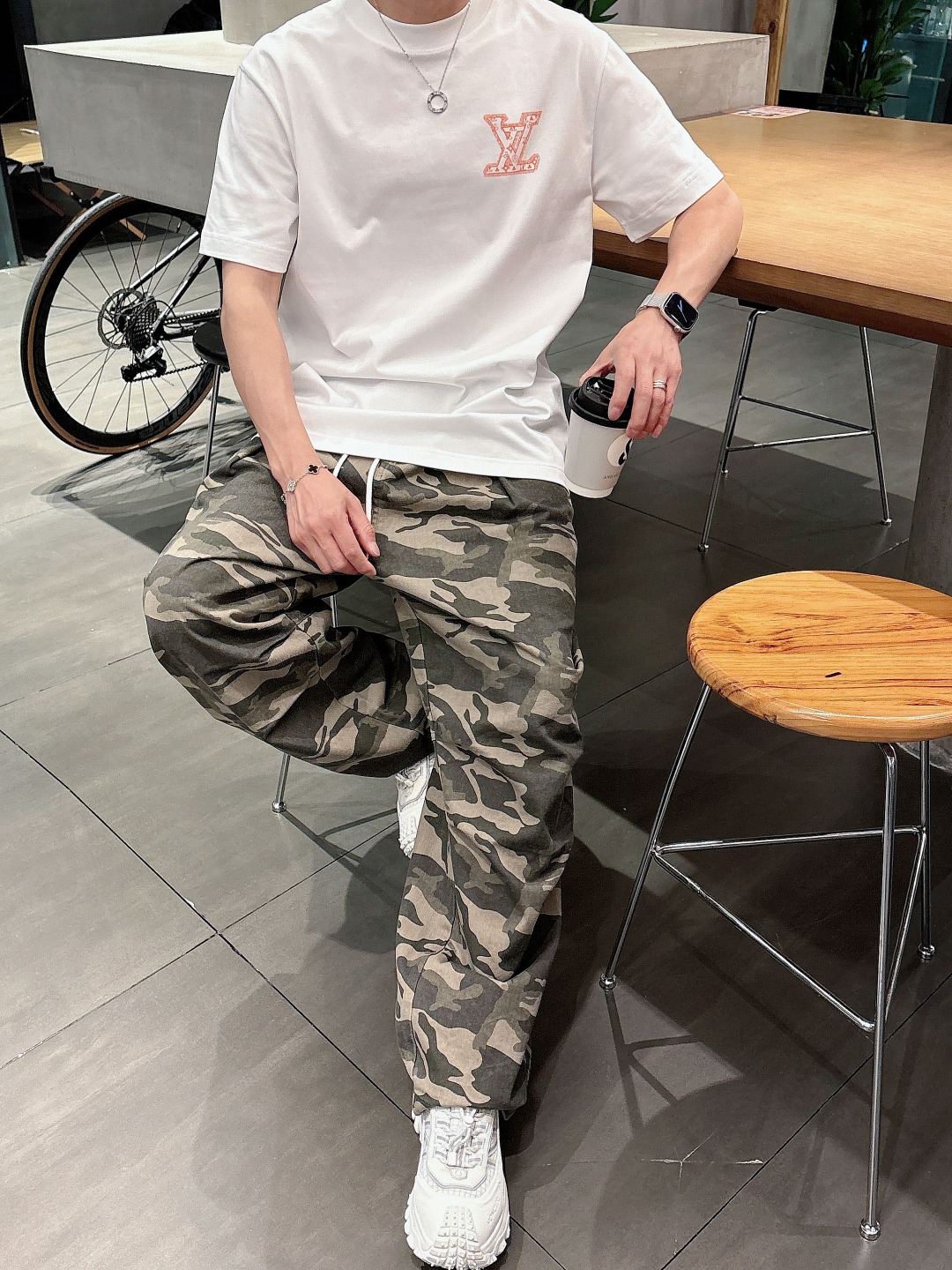  LV 2025春夏新款男女同款👫短袖T恤，！定制专属纯棉面料，定制原版工艺螺纹，胸前重工字母logo工