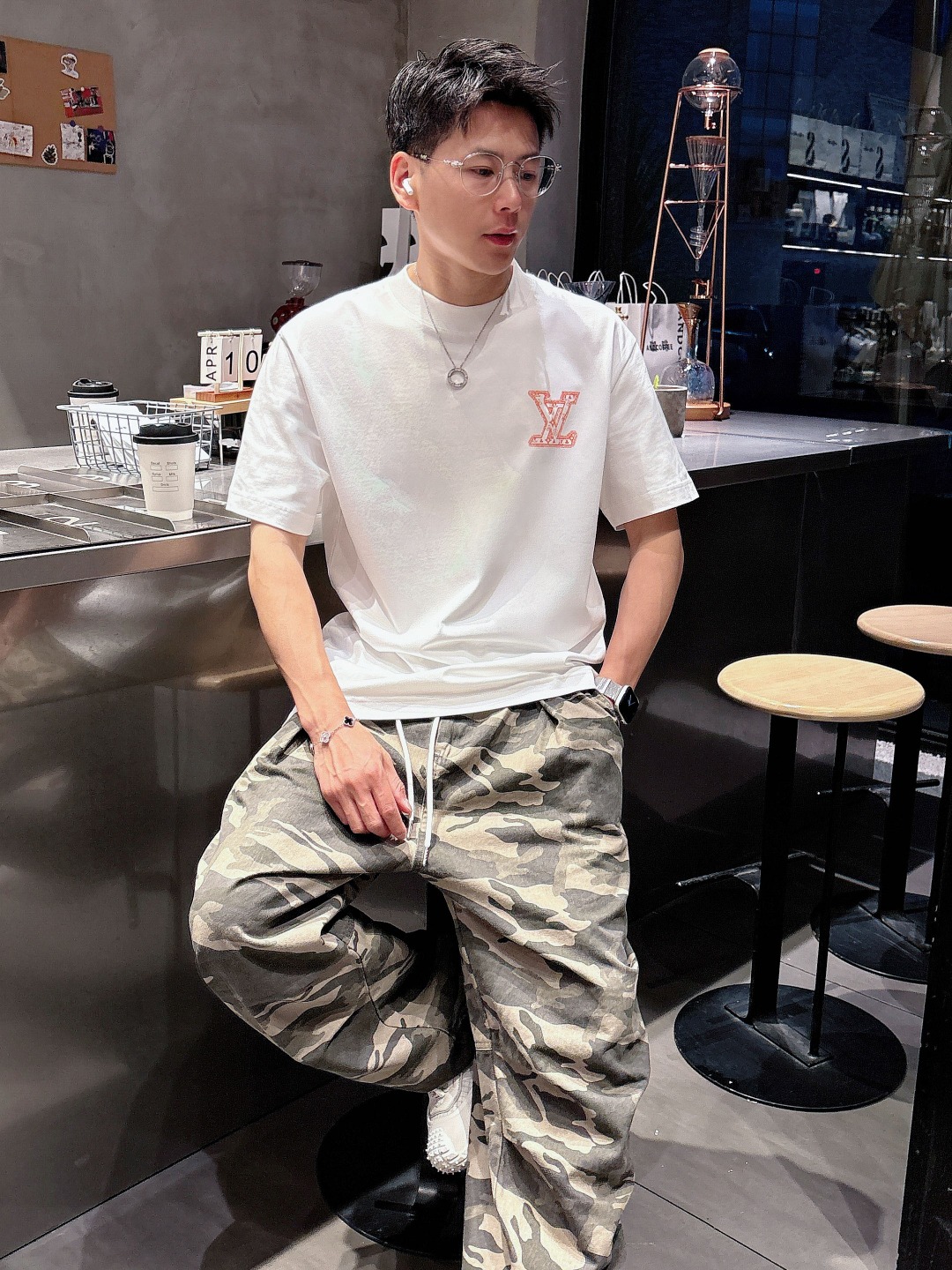  LV 2025春夏新款男女同款👫短袖T恤，！定制专属纯棉面料，定制原版工艺螺纹，胸前重工字母logo工