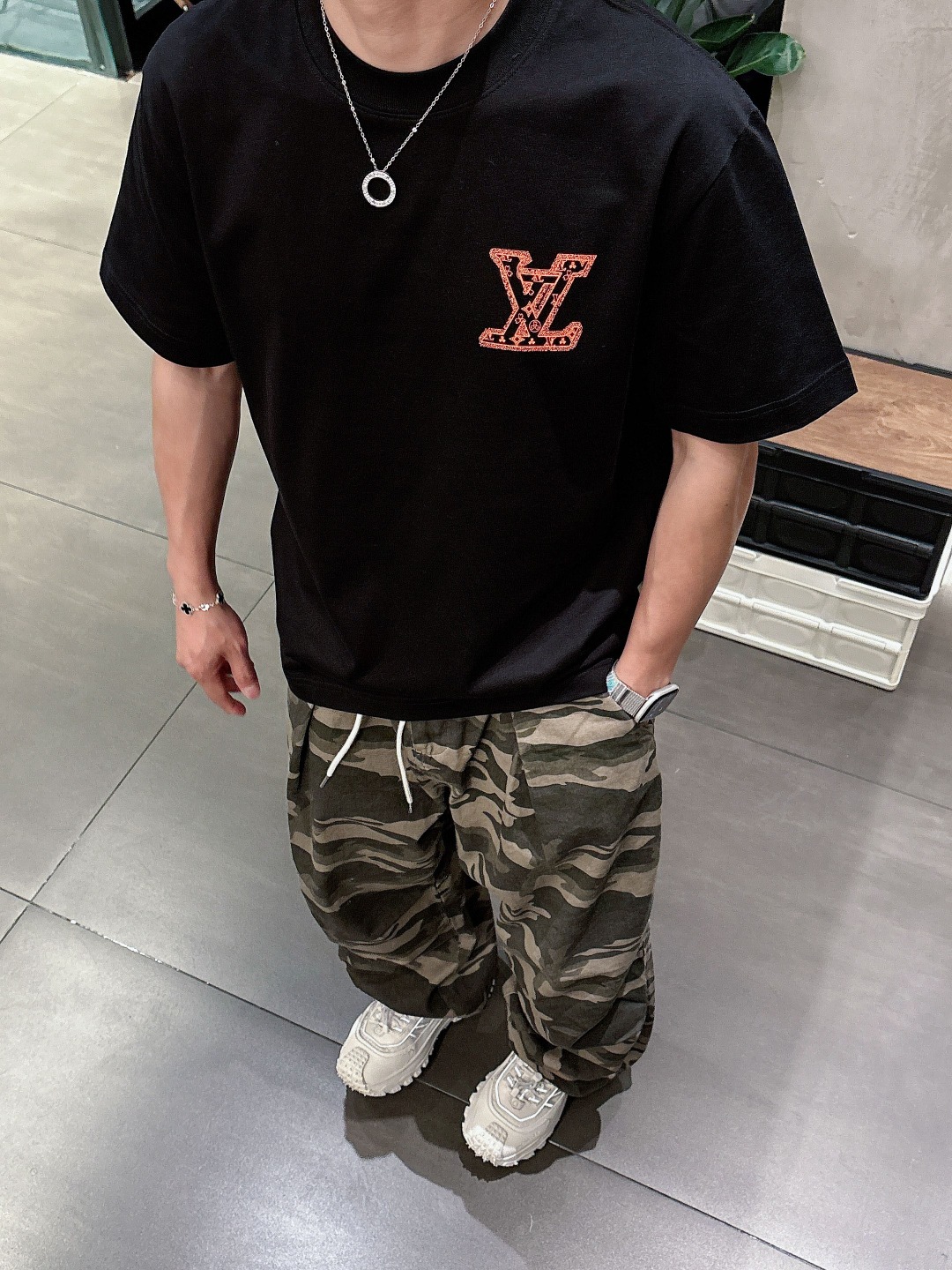  LV 2025春夏新款男女同款👫短袖T恤，！定制专属纯棉面料，定制原版工艺螺纹，胸前重工字母logo工