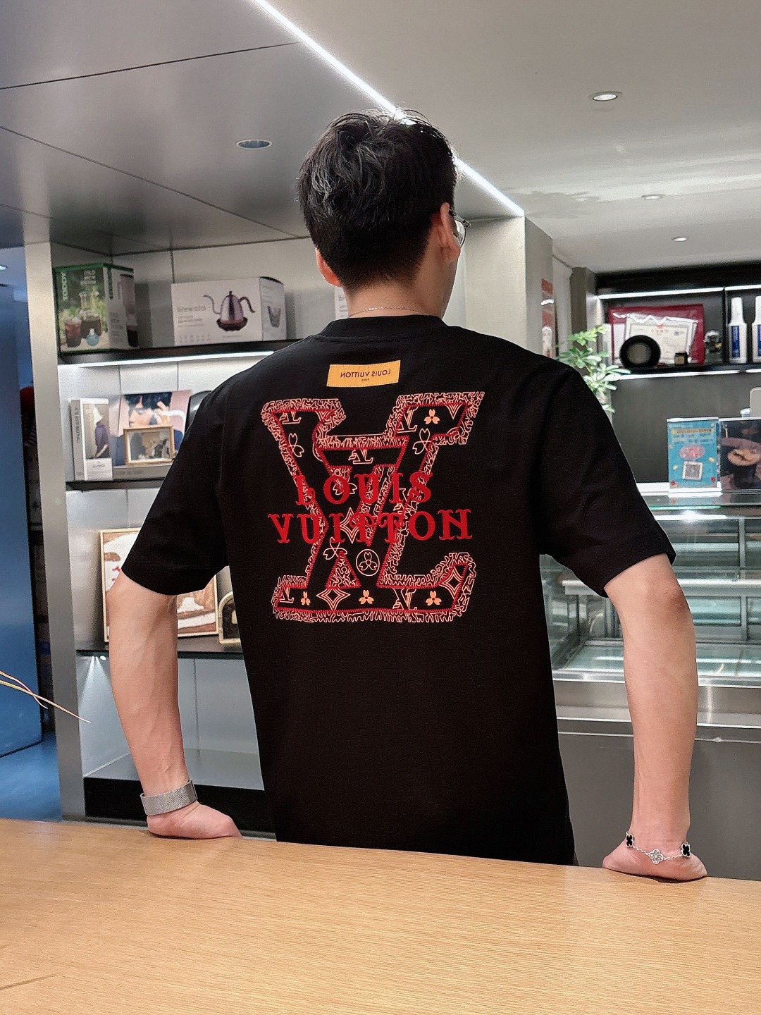  LV 2025春夏新款男女同款👫短袖T恤，！定制专属纯棉面料，定制原版工艺螺纹，胸前重工字母logo工