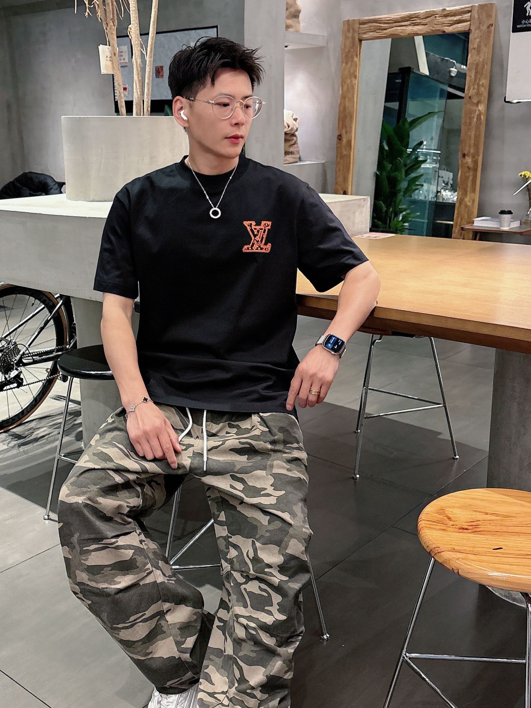  LV 2025春夏新款男女同款👫短袖T恤，！定制专属纯棉面料，定制原版工艺螺纹，胸前重工字母logo工
