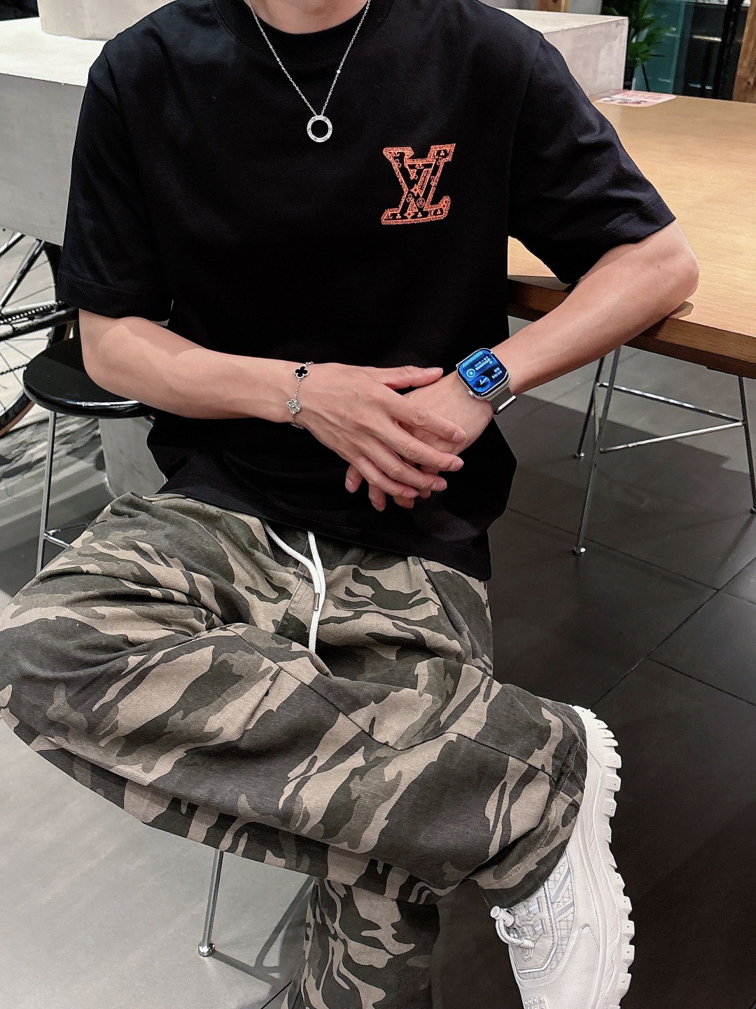  LV 2025春夏新款男女同款👫短袖T恤，！定制专属纯棉面料，定制原版工艺螺纹，胸前重工字母logo工