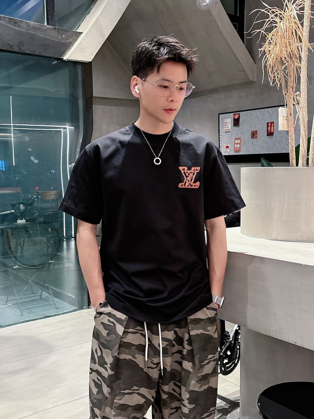  LV 2025春夏新款男女同款👫短袖T恤，！定制专属纯棉面料，定制原版工艺螺纹，胸前重工字母logo工