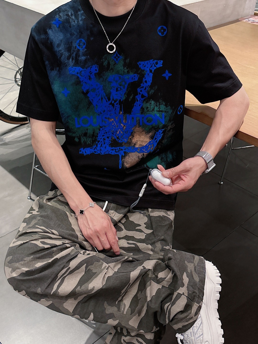 LV 2025春夏新款男女同款👫短袖T恤,!定制专属纯棉面料,定制原版工艺螺纹,胸前重工字母logo工
