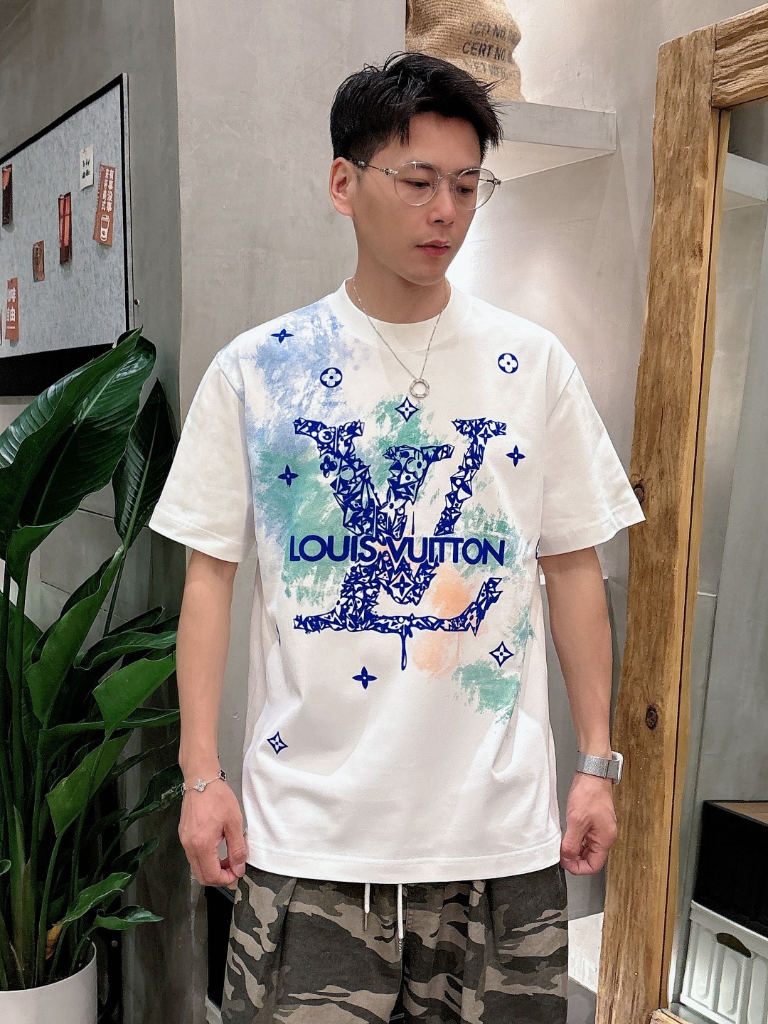 LV 2025春夏新款男女同款👫短袖T恤,!定制专属纯棉面料,定制原版工艺螺纹,胸前重工字母logo工