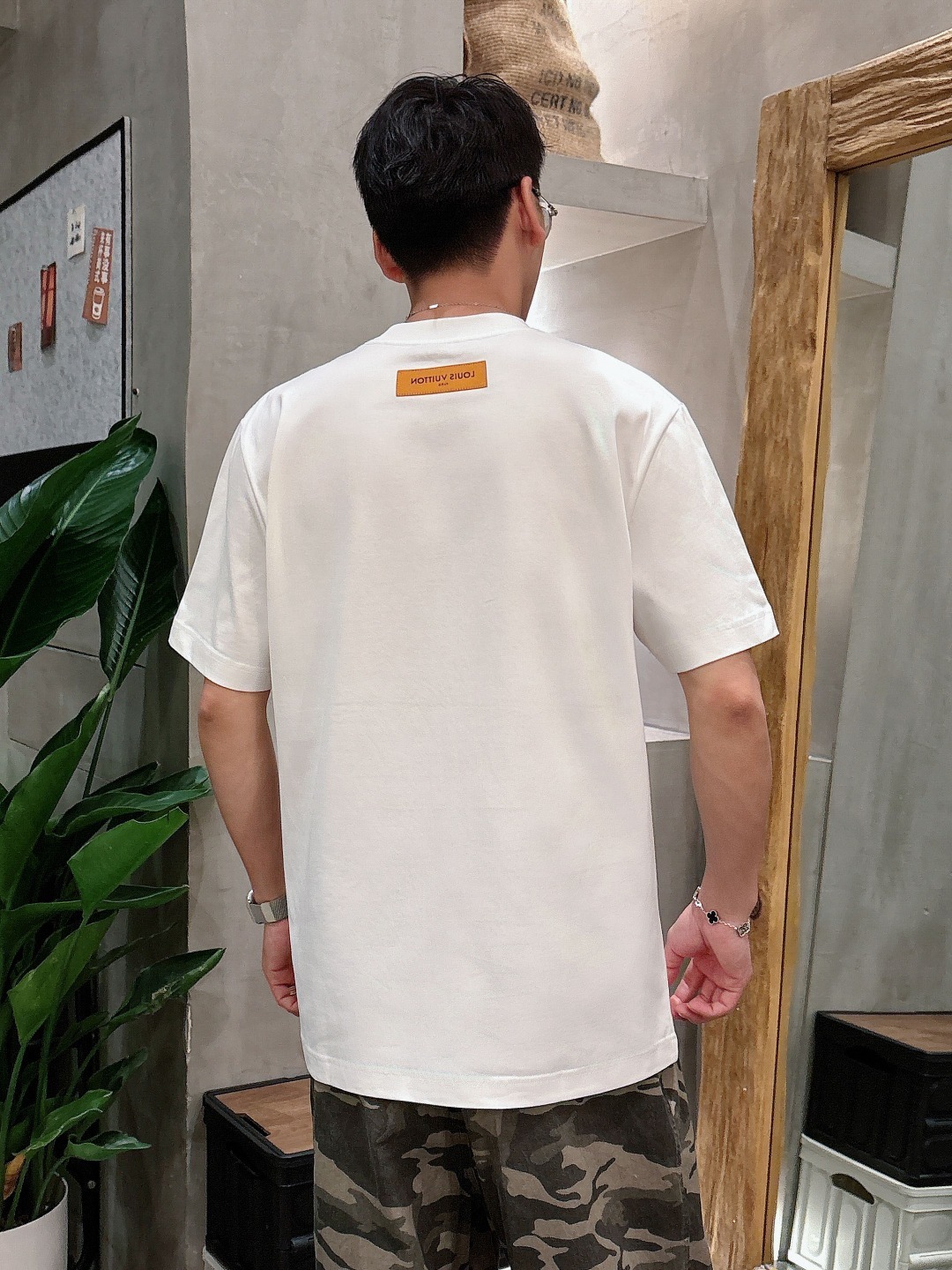 LV 2025春夏新款男女同款👫短袖T恤,!定制专属纯棉面料,定制原版工艺螺纹,胸前重工字母logo工