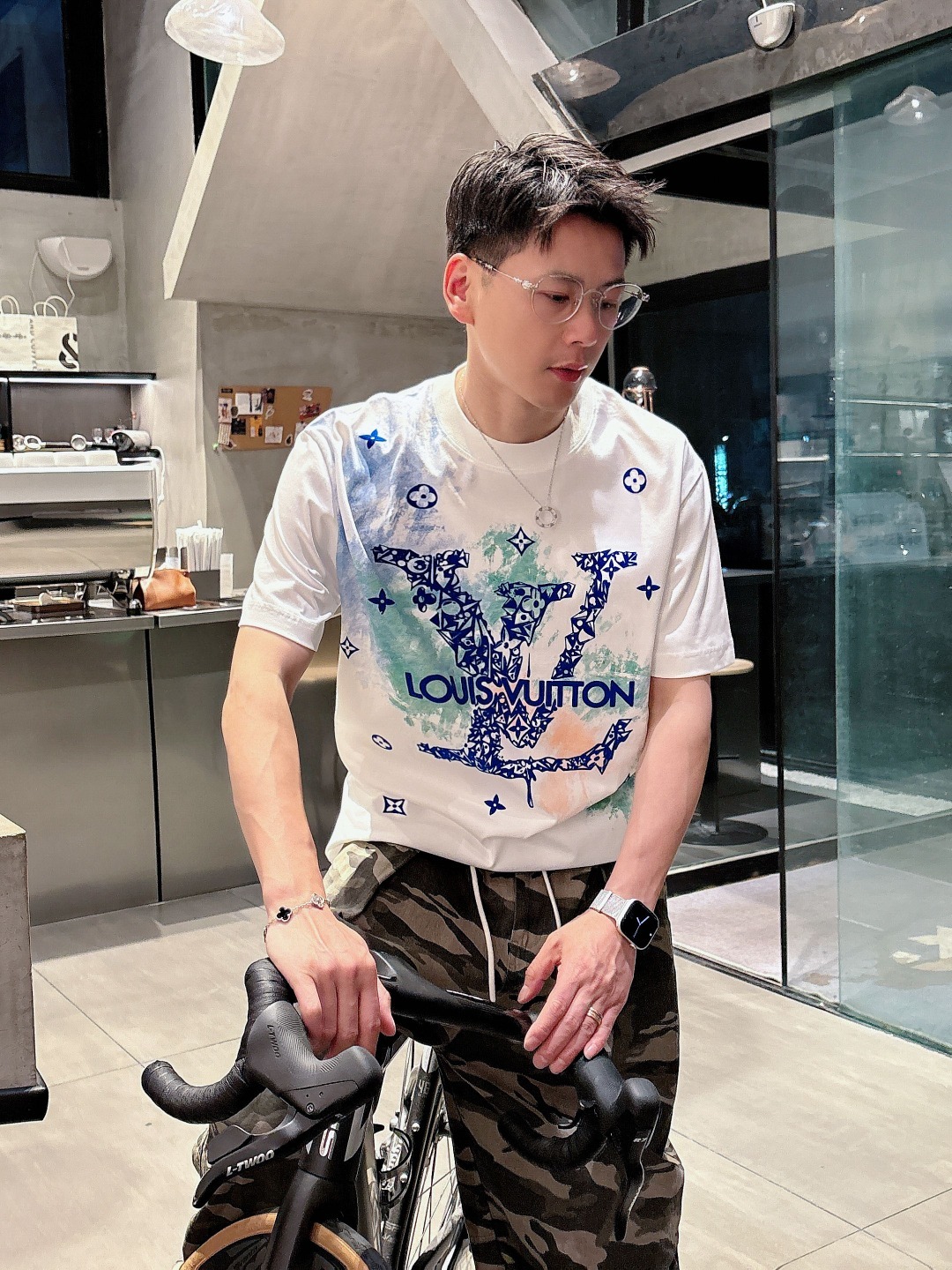 LV 2025春夏新款男女同款👫短袖T恤,!定制专属纯棉面料,定制原版工艺螺纹,胸前重工字母logo工