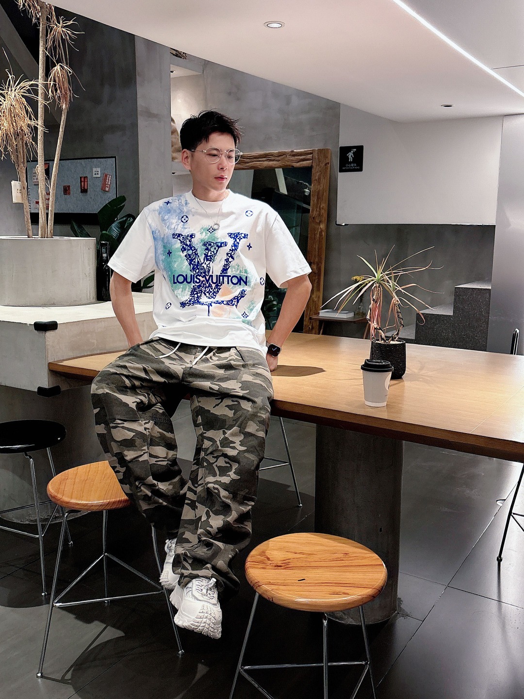 LV 2025春夏新款男女同款👫短袖T恤,!定制专属纯棉面料,定制原版工艺螺纹,胸前重工字母logo工