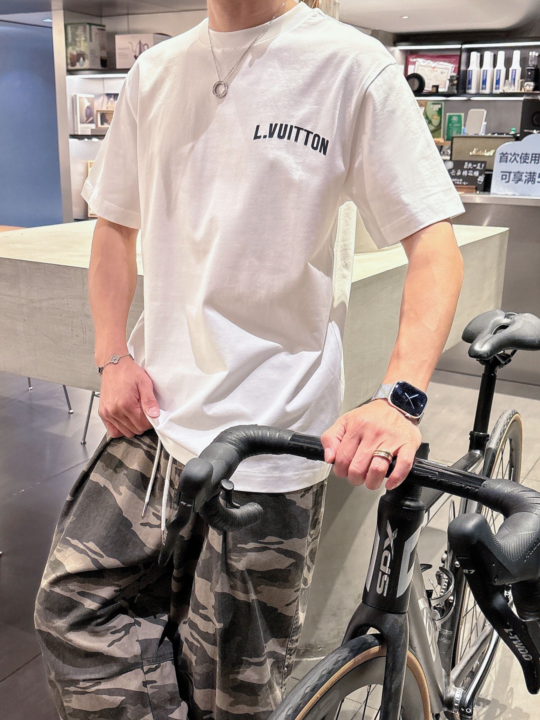  LV 2025春夏新款男女同款👫短袖T恤，！定制专属纯棉面料，定制原版工艺螺纹，胸前重工字母logo工
