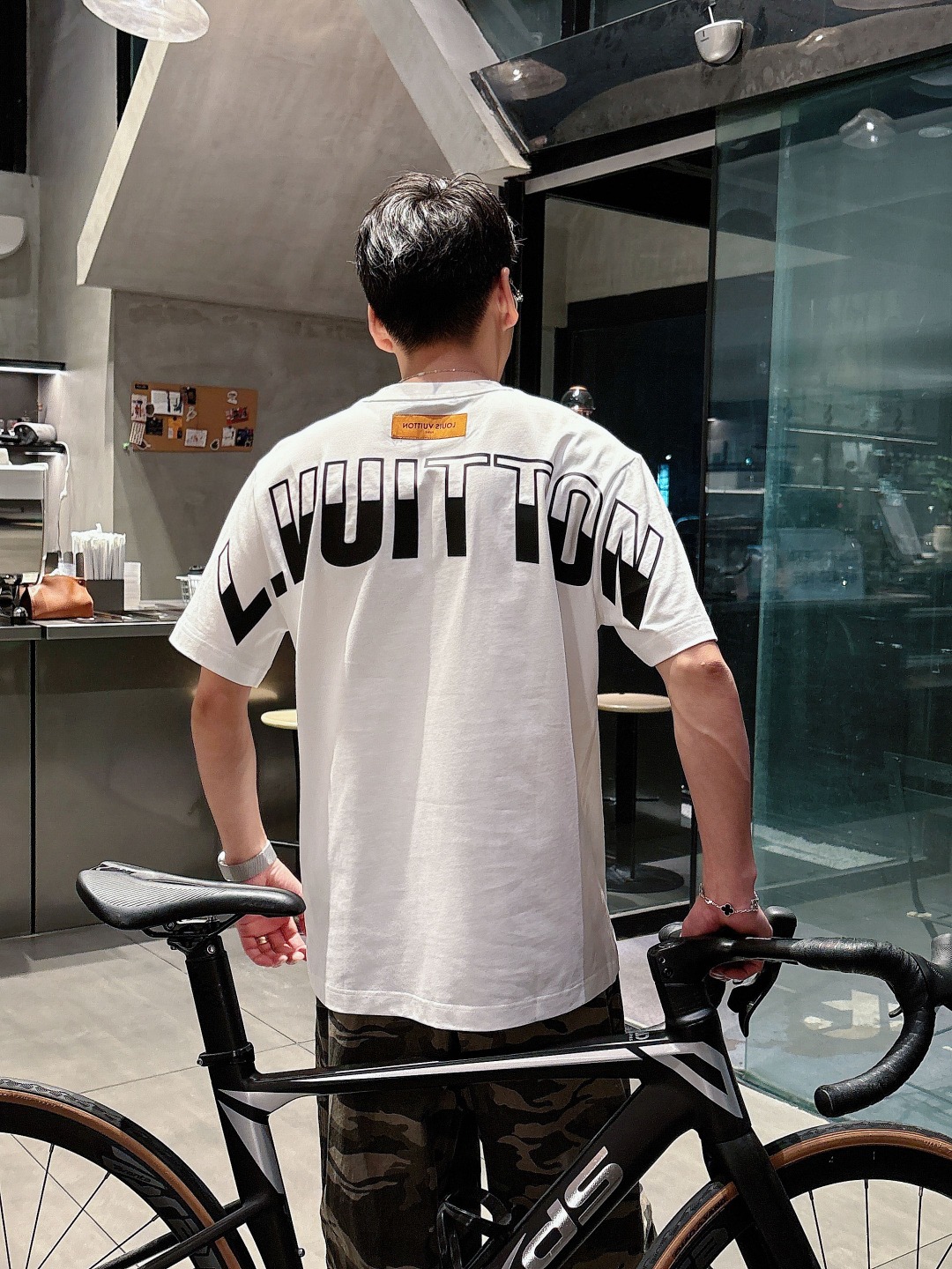 LV 2025春夏新款男女同款👫短袖T恤，！定制专属纯棉面料，定制原版工艺螺纹，胸前重工字母logo工