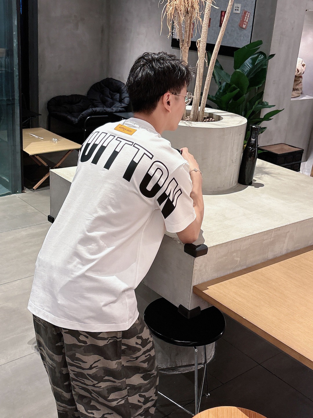  LV 2025春夏新款男女同款👫短袖T恤，！定制专属纯棉面料，定制原版工艺螺纹，胸前重工字母logo工