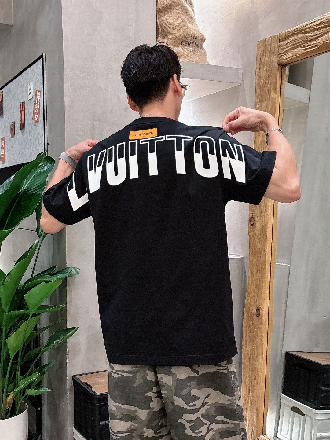  LV 2025春夏新款男女同款👫短袖T恤，！定制专属纯棉面料，定制原版工艺螺纹，胸前重工字母logo工
