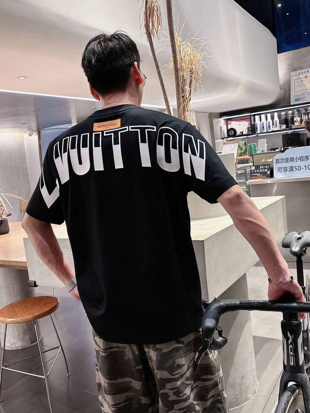  LV 2025春夏新款男女同款👫短袖T恤，！定制专属纯棉面料，定制原版工艺螺纹，胸前重工字母logo工