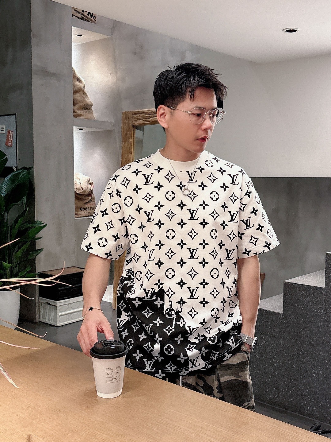 LV 2025春夏新款男女同款👫短袖T恤,!定制专属纯棉面料,定制原版工艺螺纹,胸前重工字母logo工