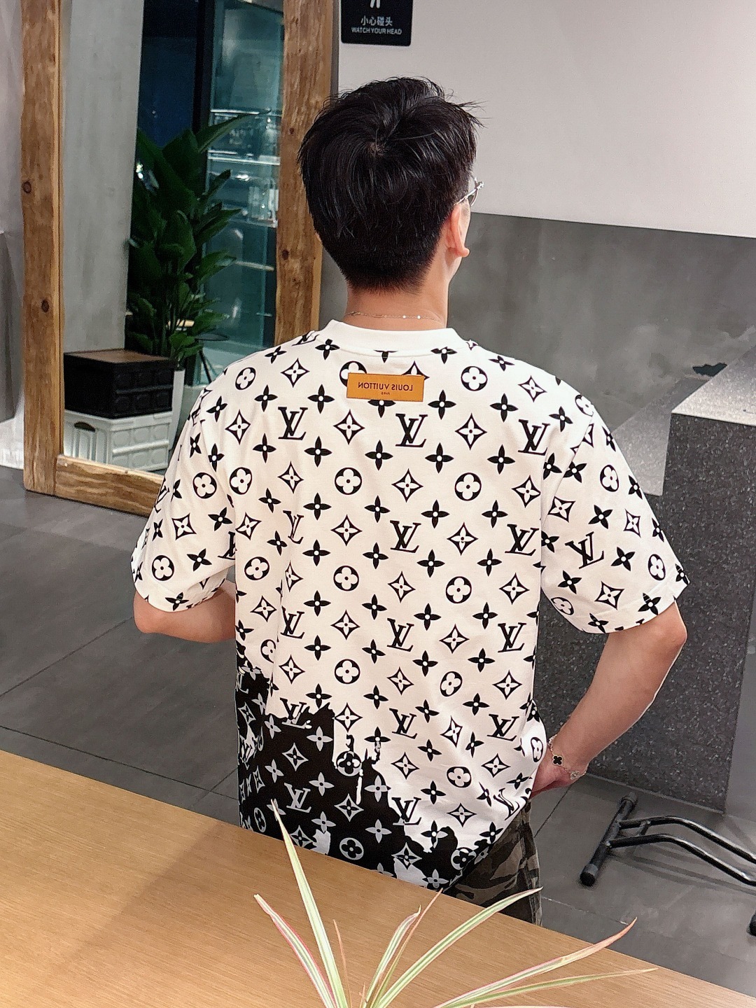 LV 2025春夏新款男女同款👫短袖T恤,!定制专属纯棉面料,定制原版工艺螺纹,胸前重工字母logo工