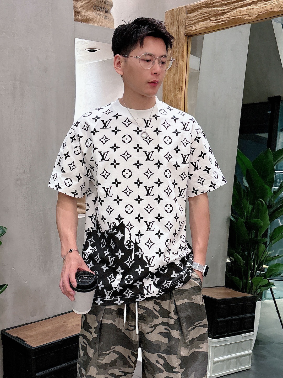 LV 2025春夏新款男女同款👫短袖T恤,!定制专属纯棉面料,定制原版工艺螺纹,胸前重工字母logo工