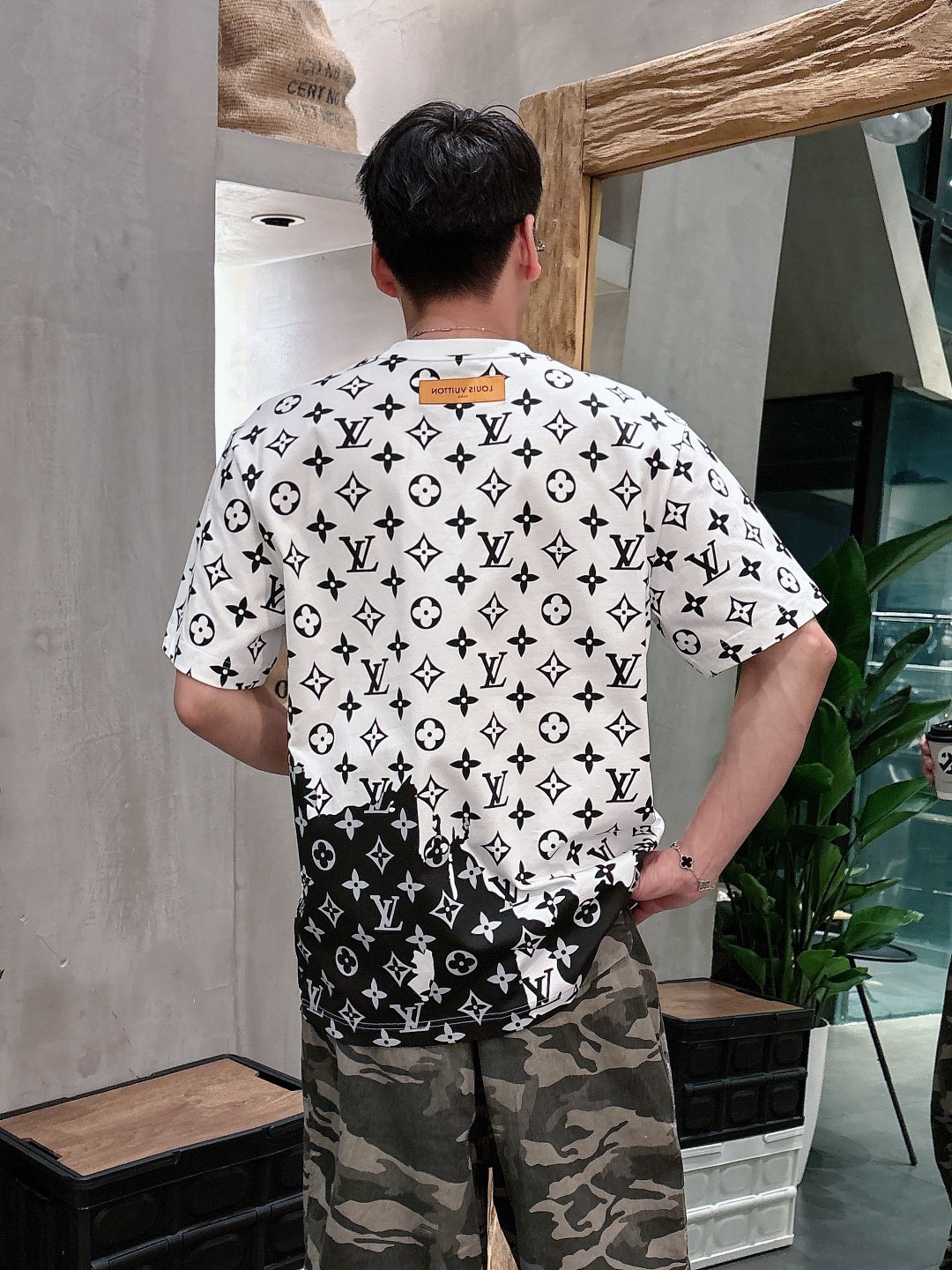 LV 2025春夏新款男女同款👫短袖T恤,!定制专属纯棉面料,定制原版工艺螺纹,胸前重工字母logo工