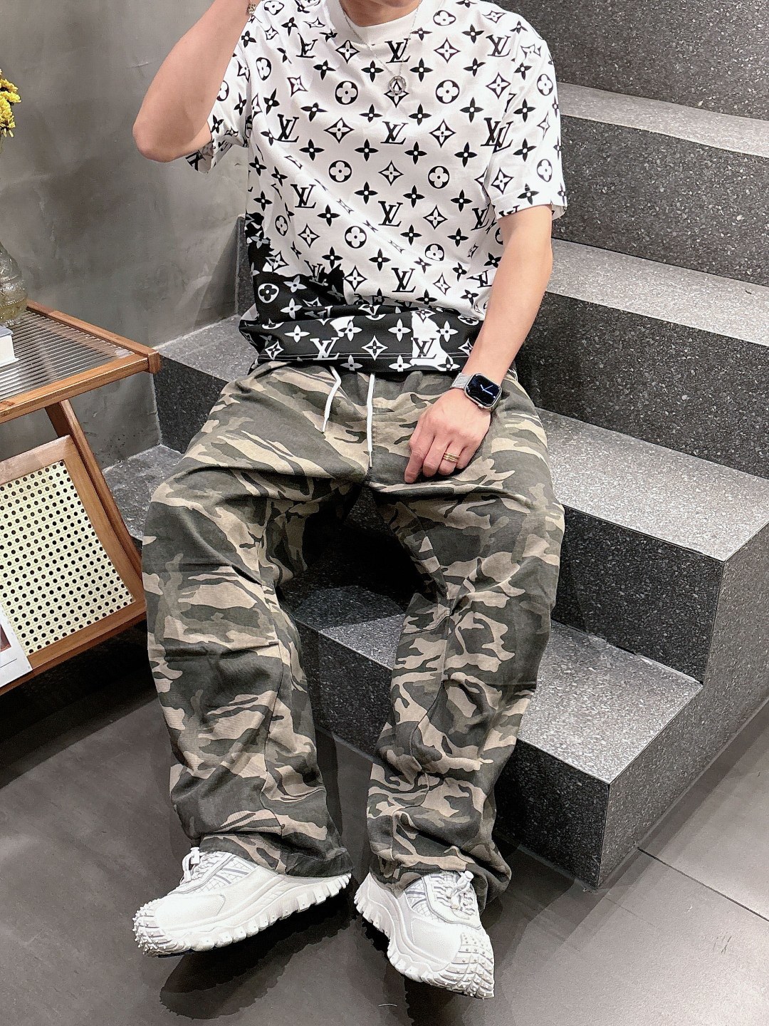 LV 2025春夏新款男女同款👫短袖T恤,!定制专属纯棉面料,定制原版工艺螺纹,胸前重工字母logo工