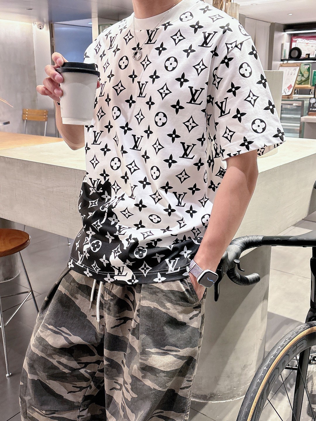 LV 2025春夏新款男女同款👫短袖T恤,!定制专属纯棉面料,定制原版工艺螺纹,胸前重工字母logo工