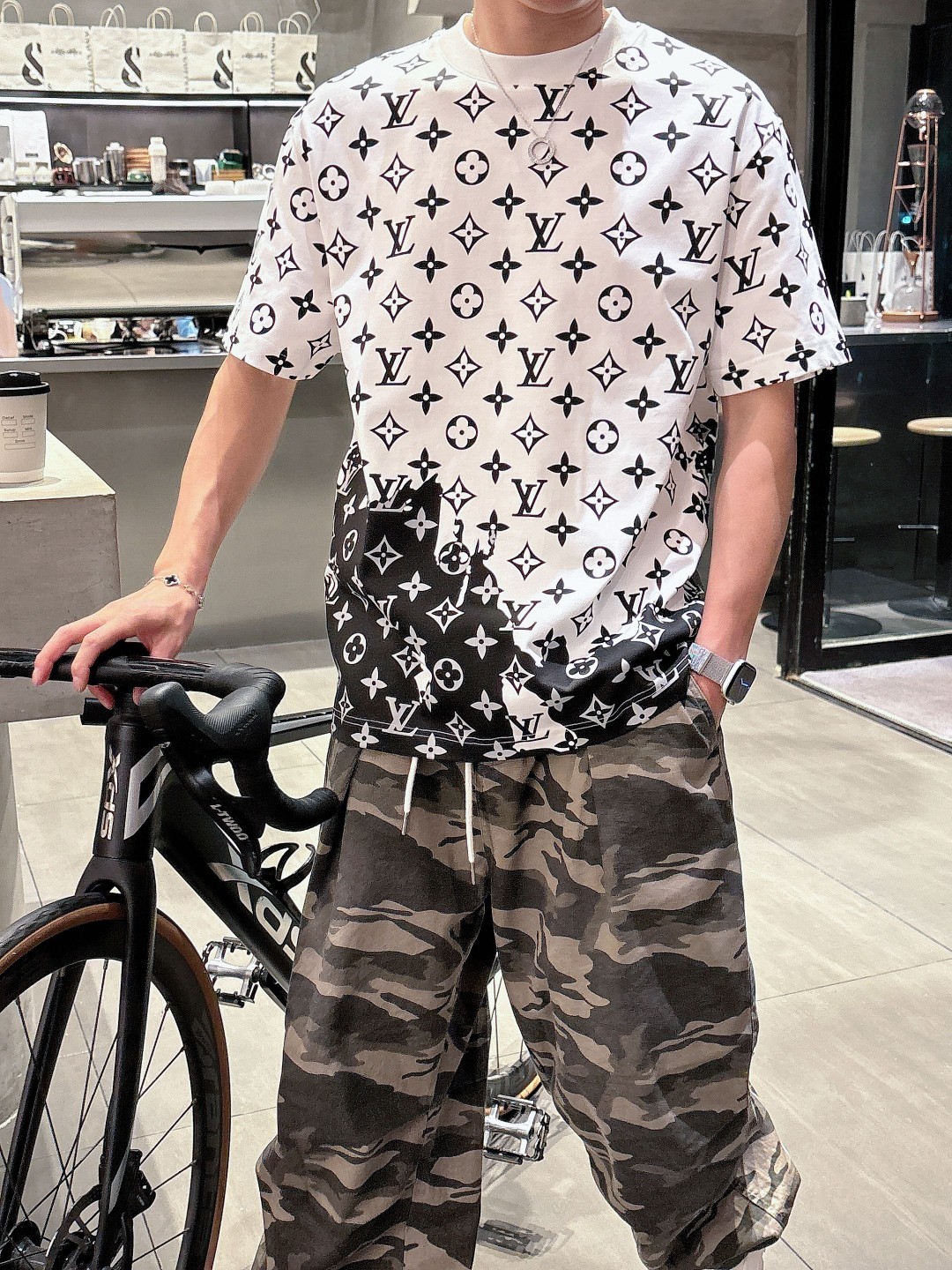 LV 2025春夏新款男女同款👫短袖T恤,!定制专属纯棉面料,定制原版工艺螺纹,胸前重工字母logo工