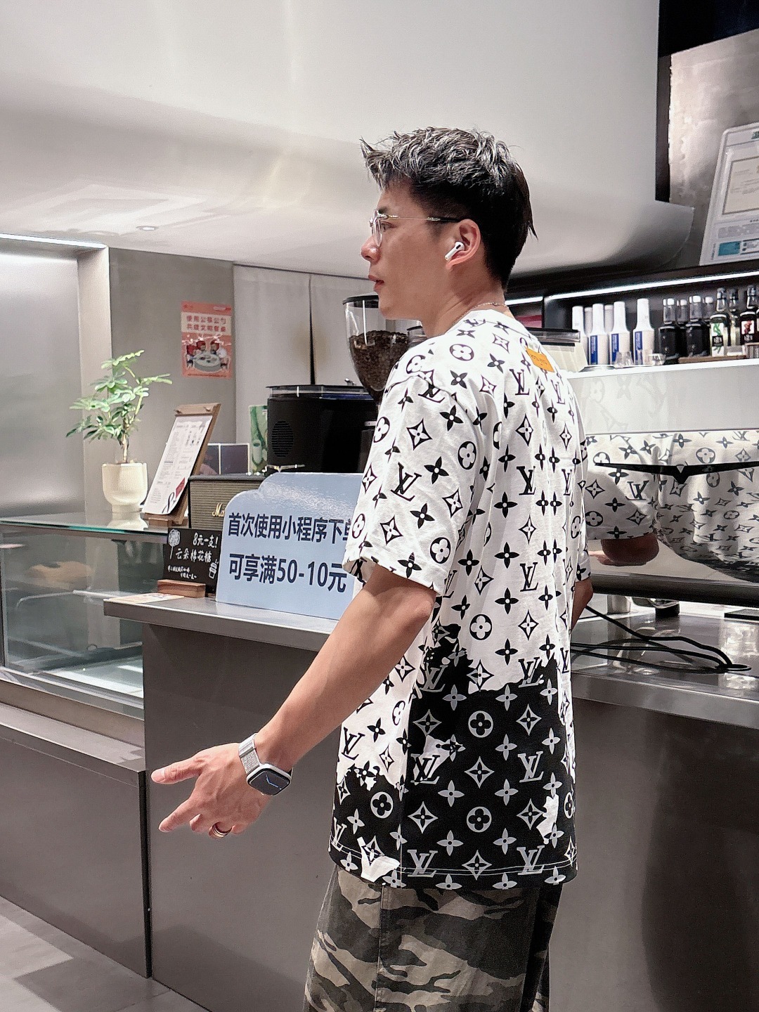 LV 2025春夏新款男女同款👫短袖T恤,!定制专属纯棉面料,定制原版工艺螺纹,胸前重工字母logo工