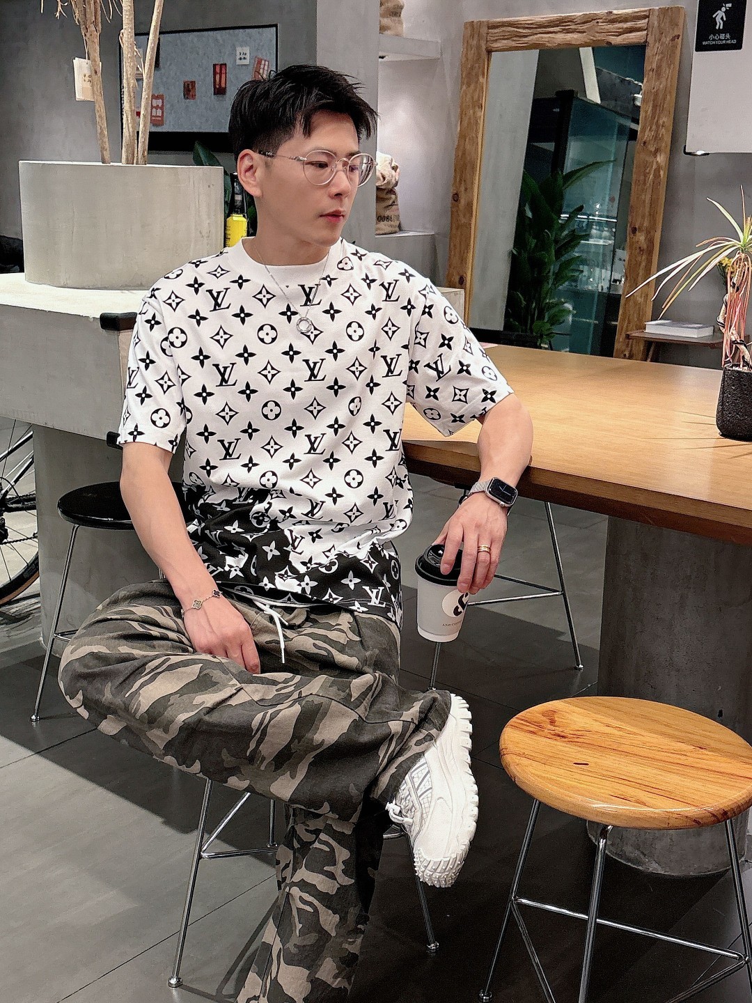 LV 2025春夏新款男女同款👫短袖T恤,!定制专属纯棉面料,定制原版工艺螺纹,胸前重工字母logo工