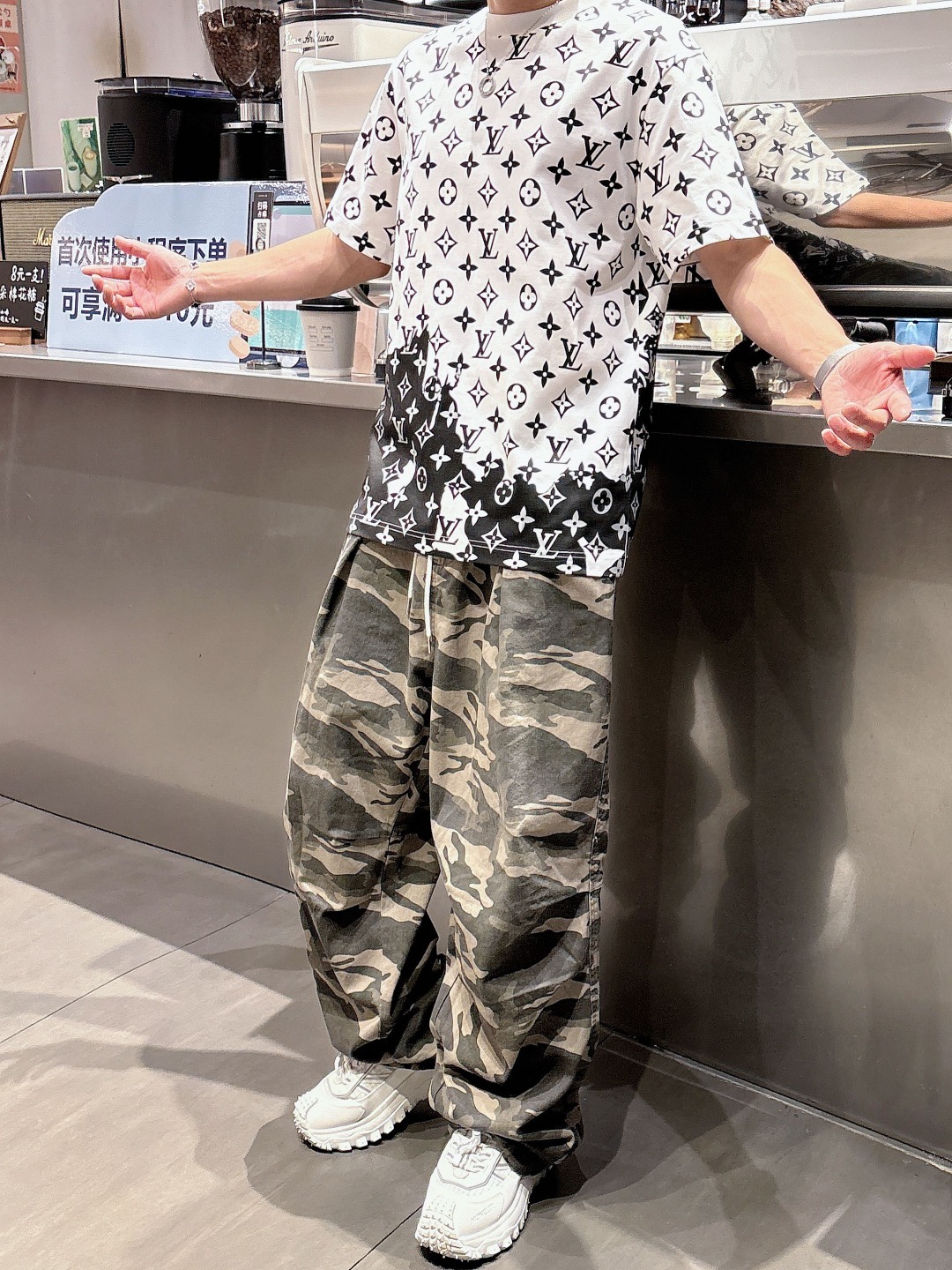 LV 2025春夏新款男女同款👫短袖T恤,!定制专属纯棉面料,定制原版工艺螺纹,胸前重工字母logo工