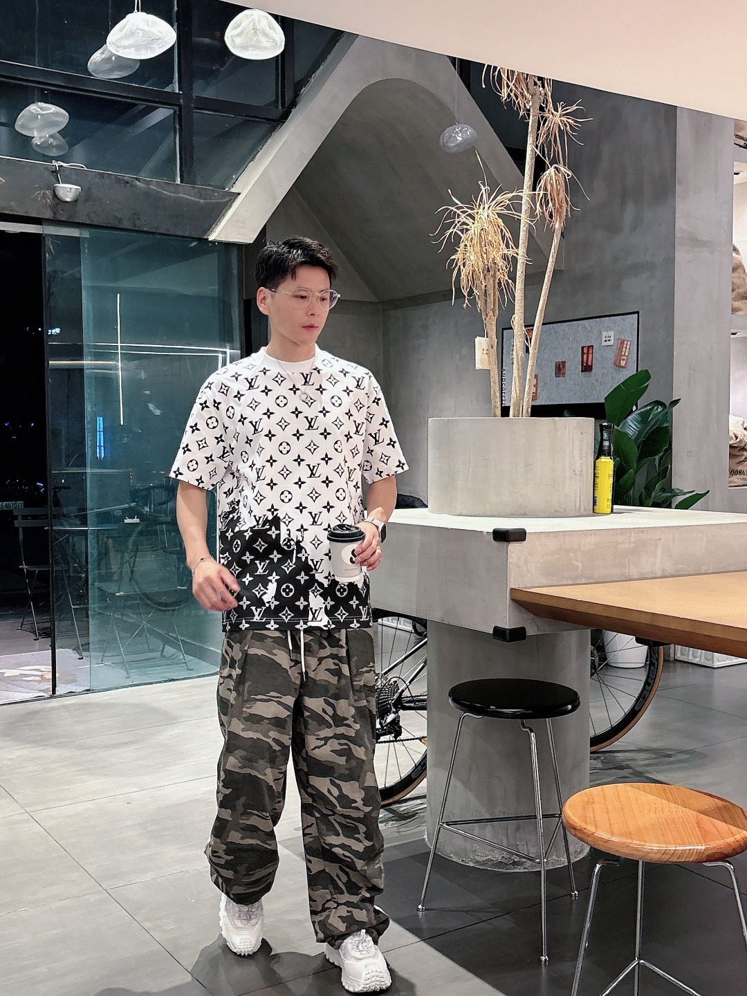LV 2025春夏新款男女同款👫短袖T恤,!定制专属纯棉面料,定制原版工艺螺纹,胸前重工字母logo工